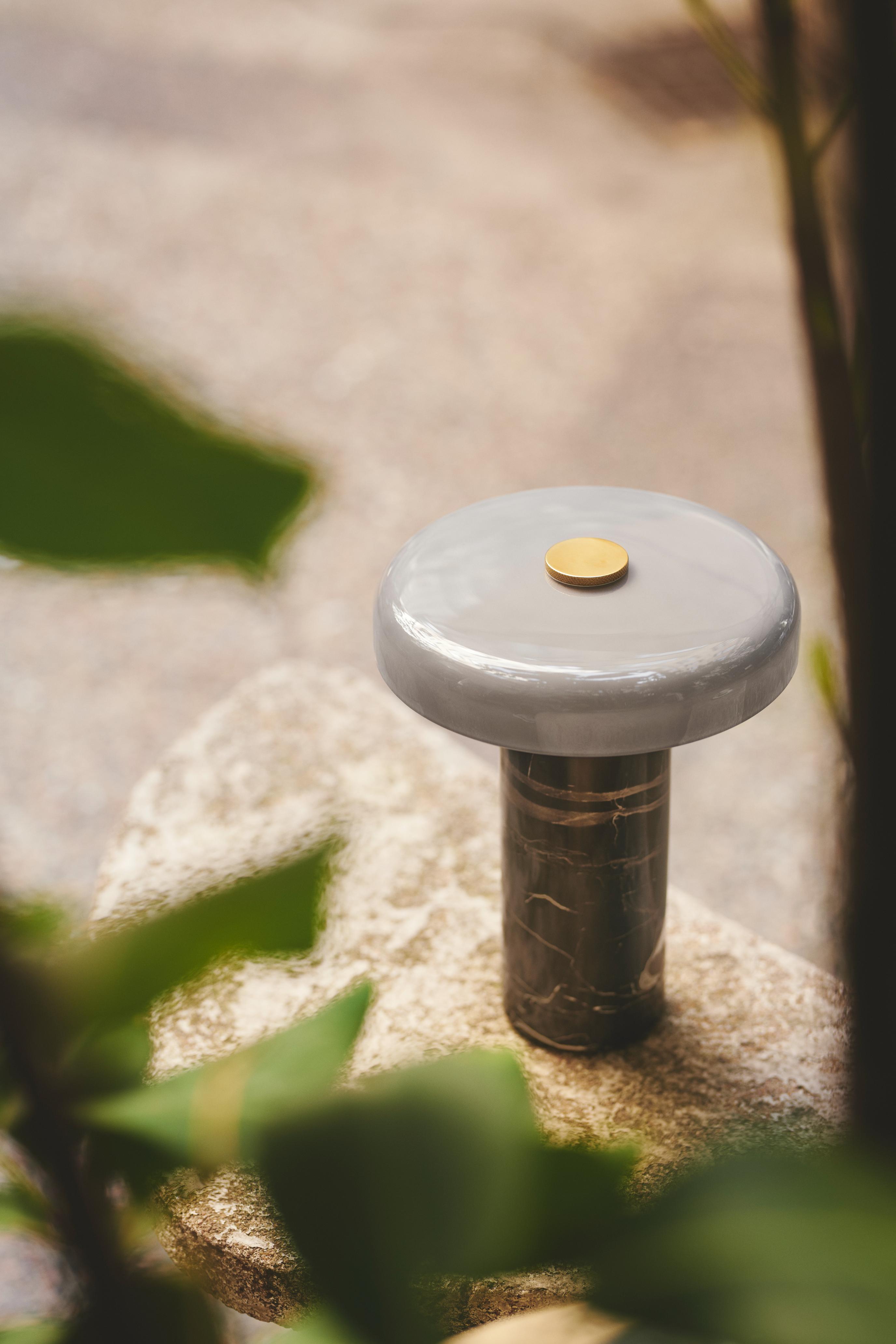 Prenosná lampa TRIP šedý mramor s dymovým sklom