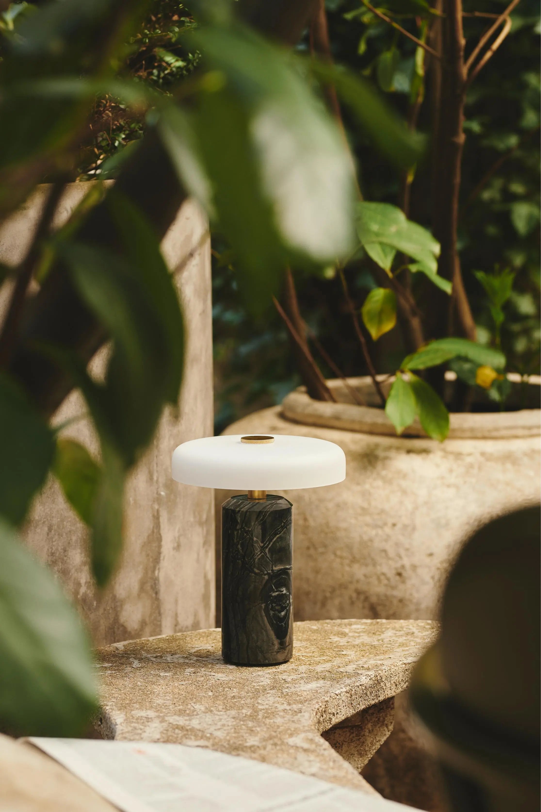 Lampa przenośna TRIP czarny marmur z mlecznobiałym szkłem – Design By Us