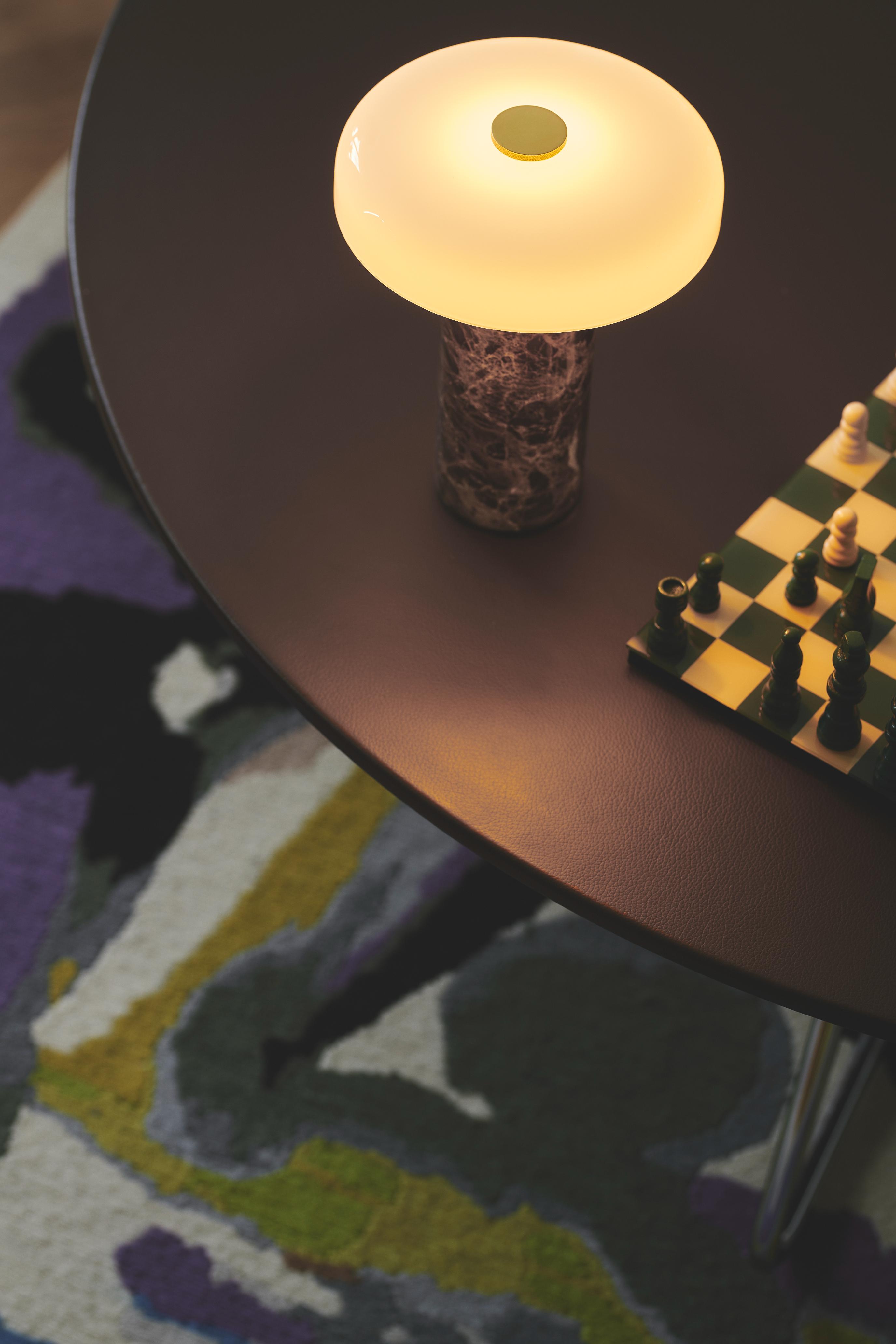 Prenosná lampa TRIP hnedý mramor s mliečnobielym sklom