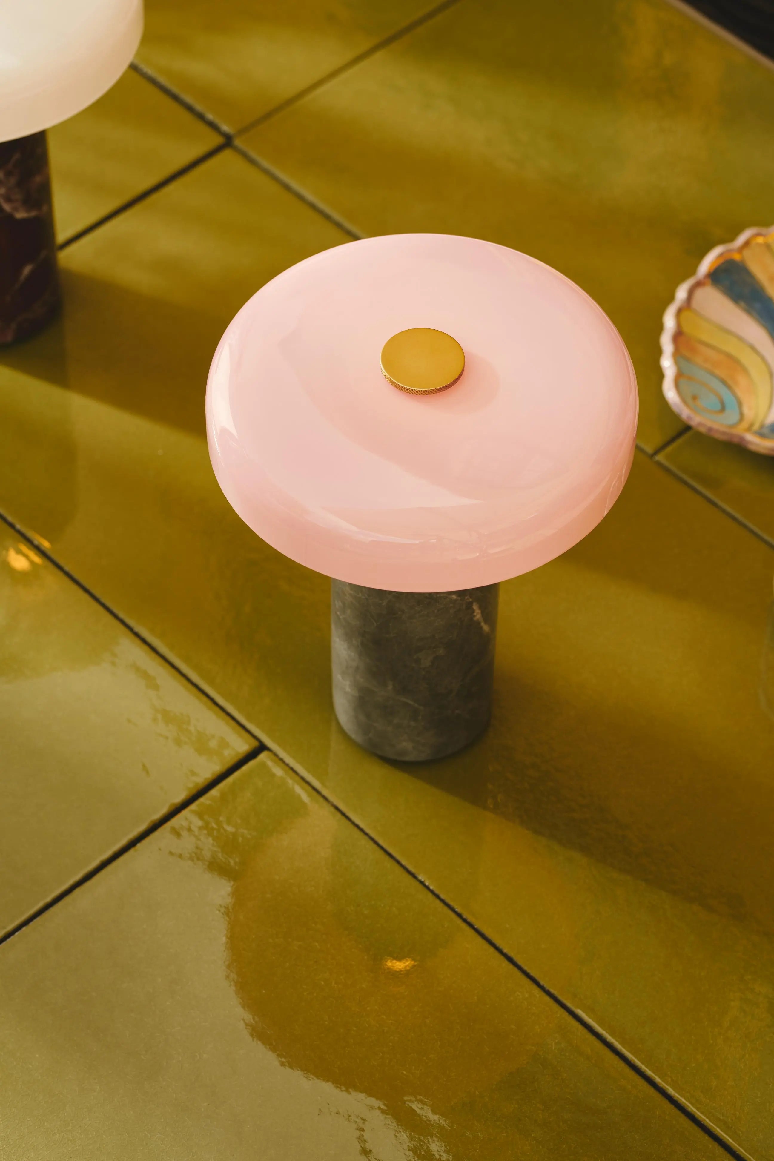Lampa przenośna TRIP srebrny marmur z różowym szkłem – Design By Us
