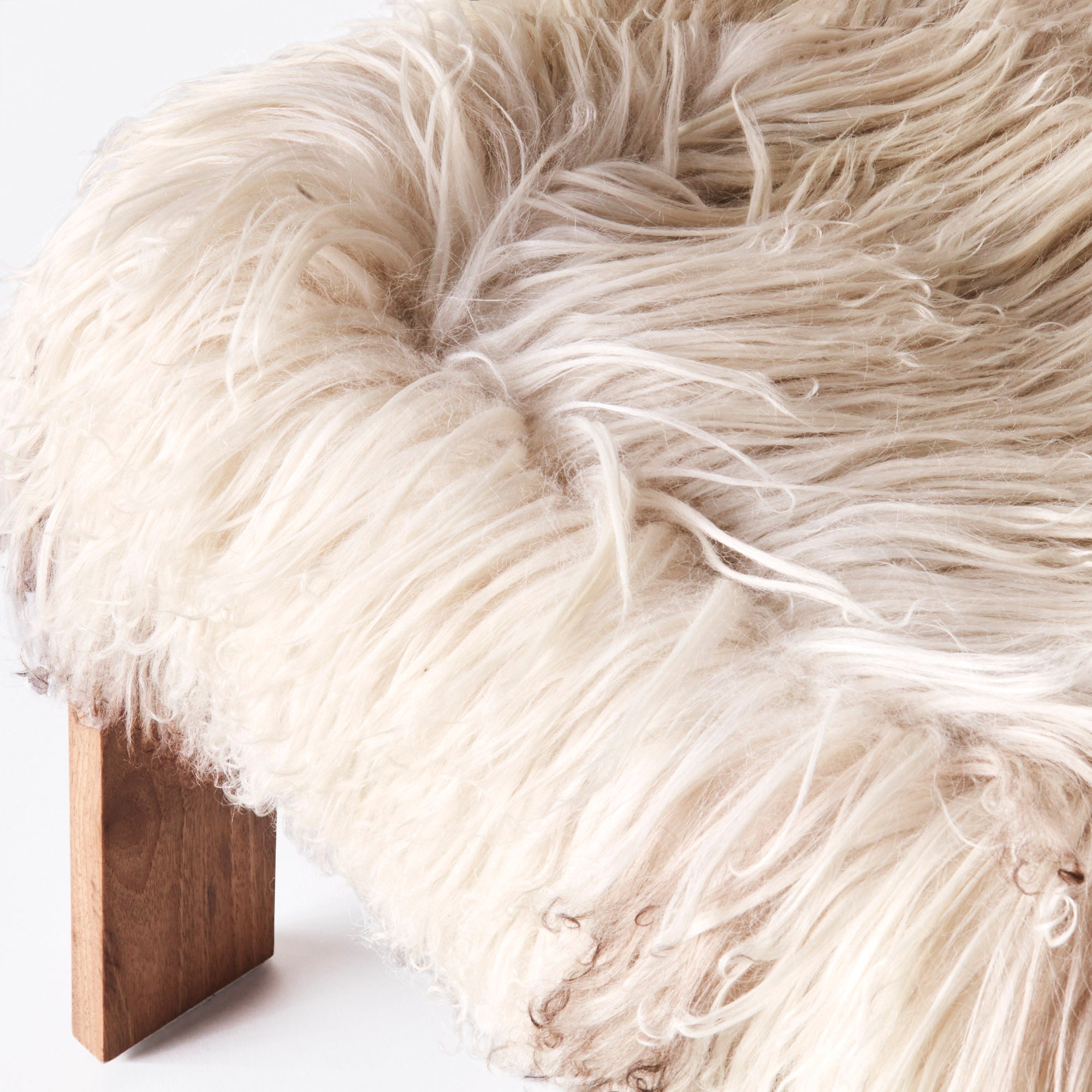 Fotel EASY z orechového dreva a ovčej kože