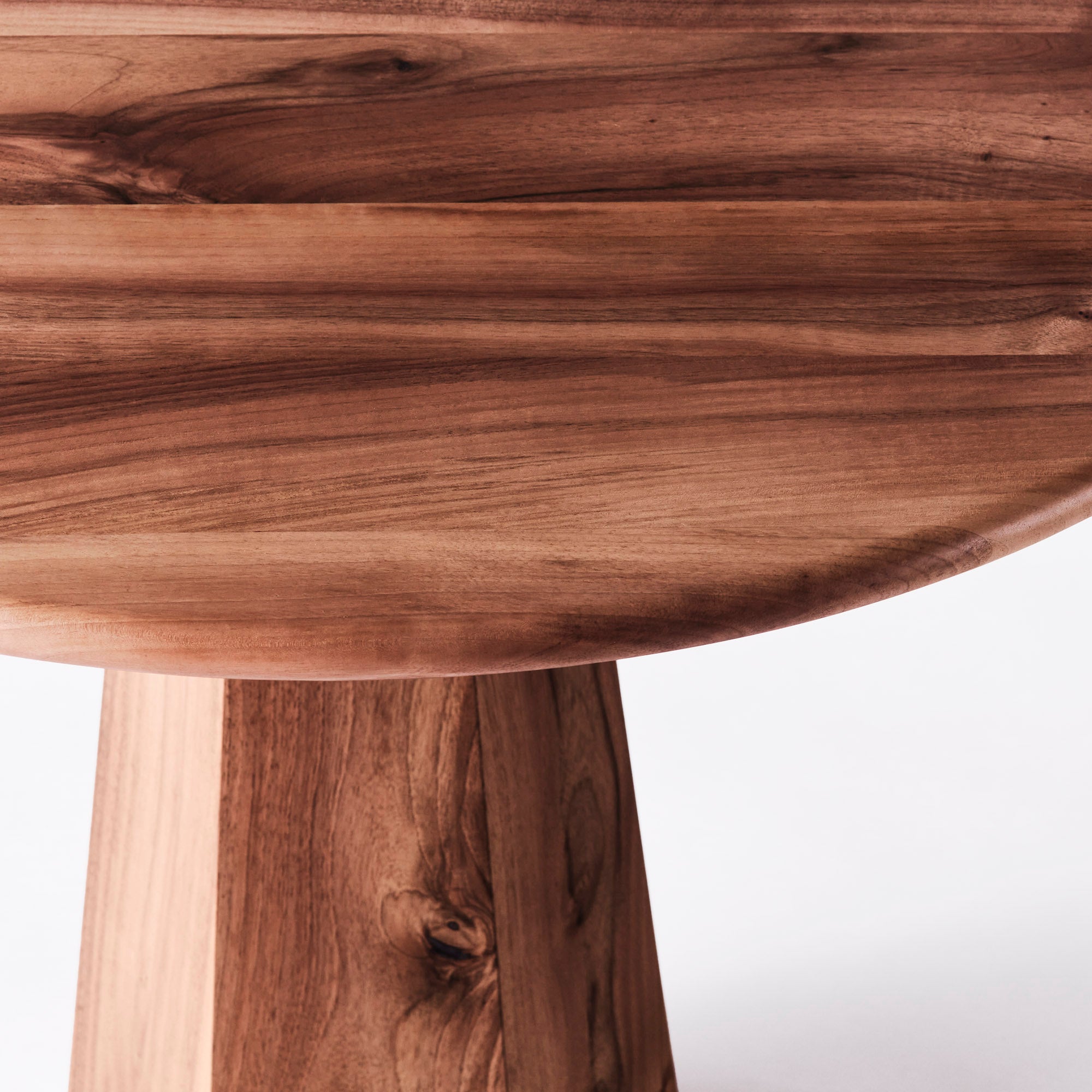 Okrúhly stôl HEXAGON z orechového dreva