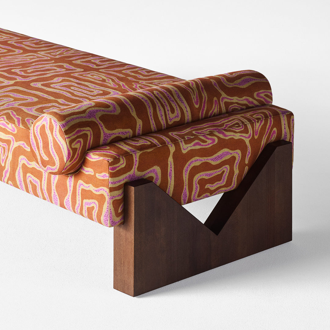 Ležadlo v oranžovej farbe s ružovo-bežovým vzorom
