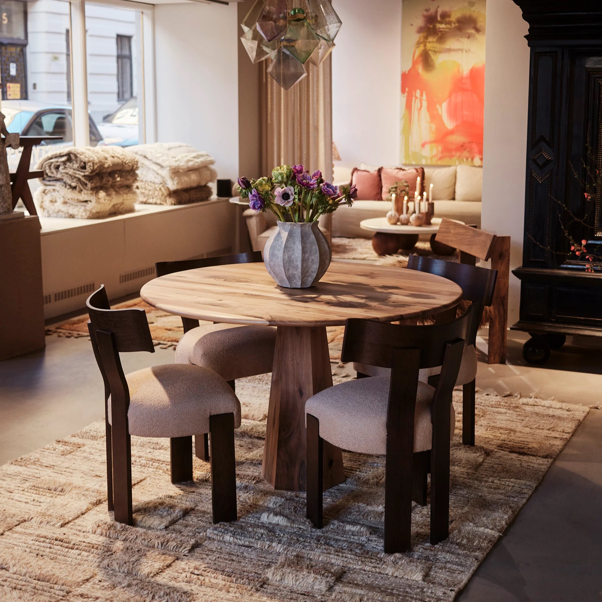 Okrúhly stôl HEXAGON z orechového dreva