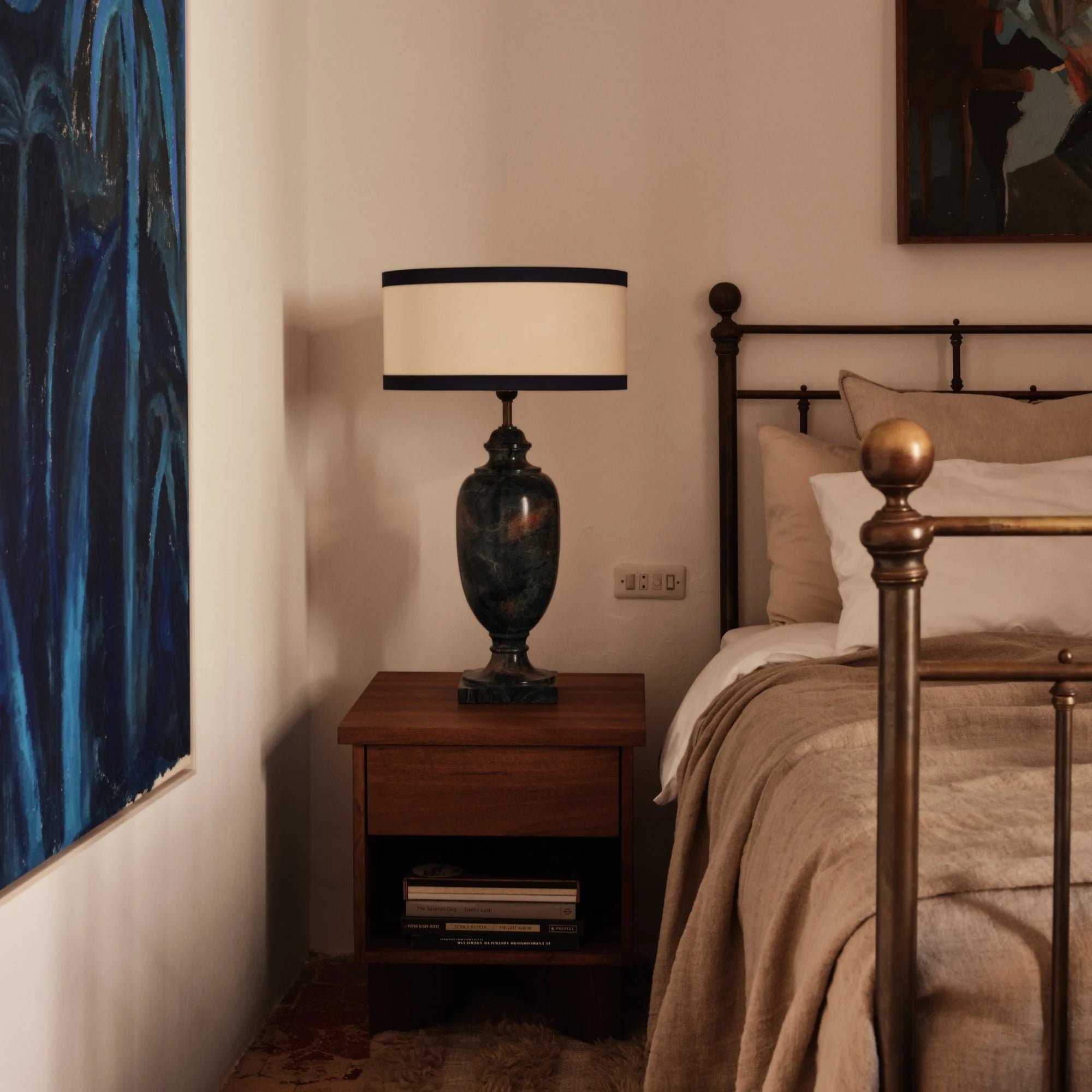 Nočná skrinka z orechového dreva