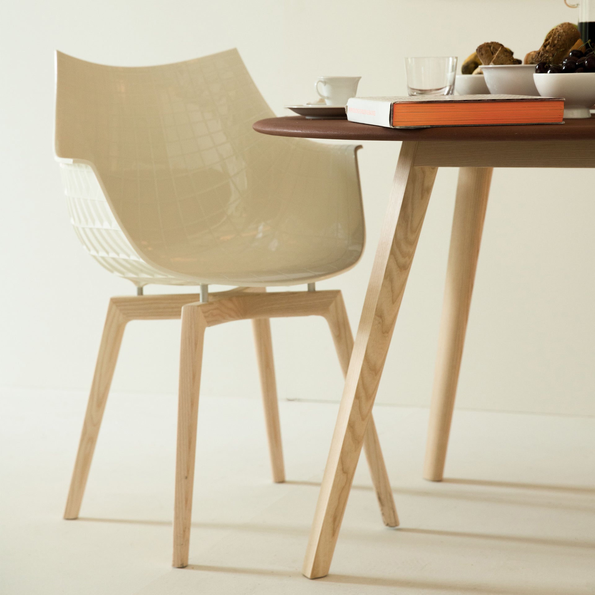 Transparent Meridiana chair with a black ash base