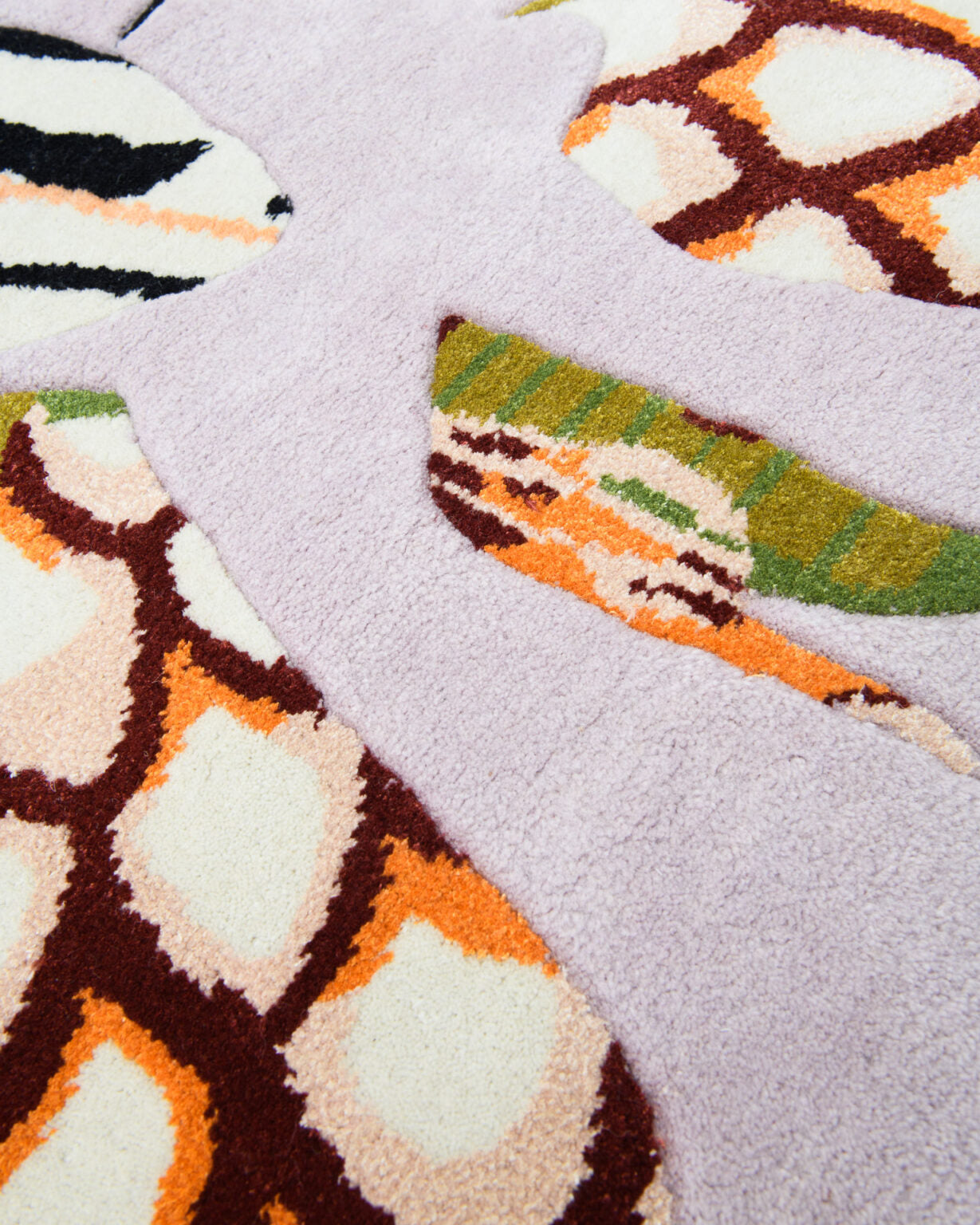 Dekoratívny oválny koberec INSECTA levanduľový