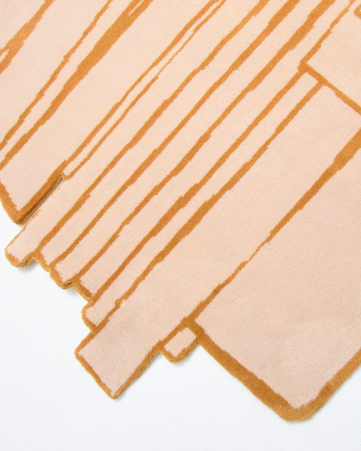 Asymmetrical decorative rug CONTOUR salmon pink