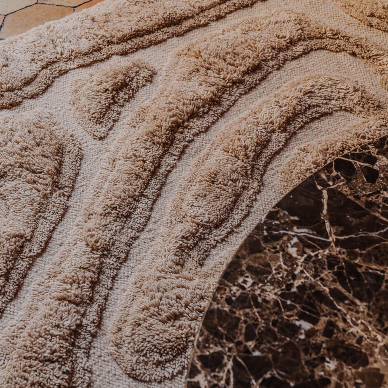 Vlněný koberec BEATEN TRACK béžový s třásněmi