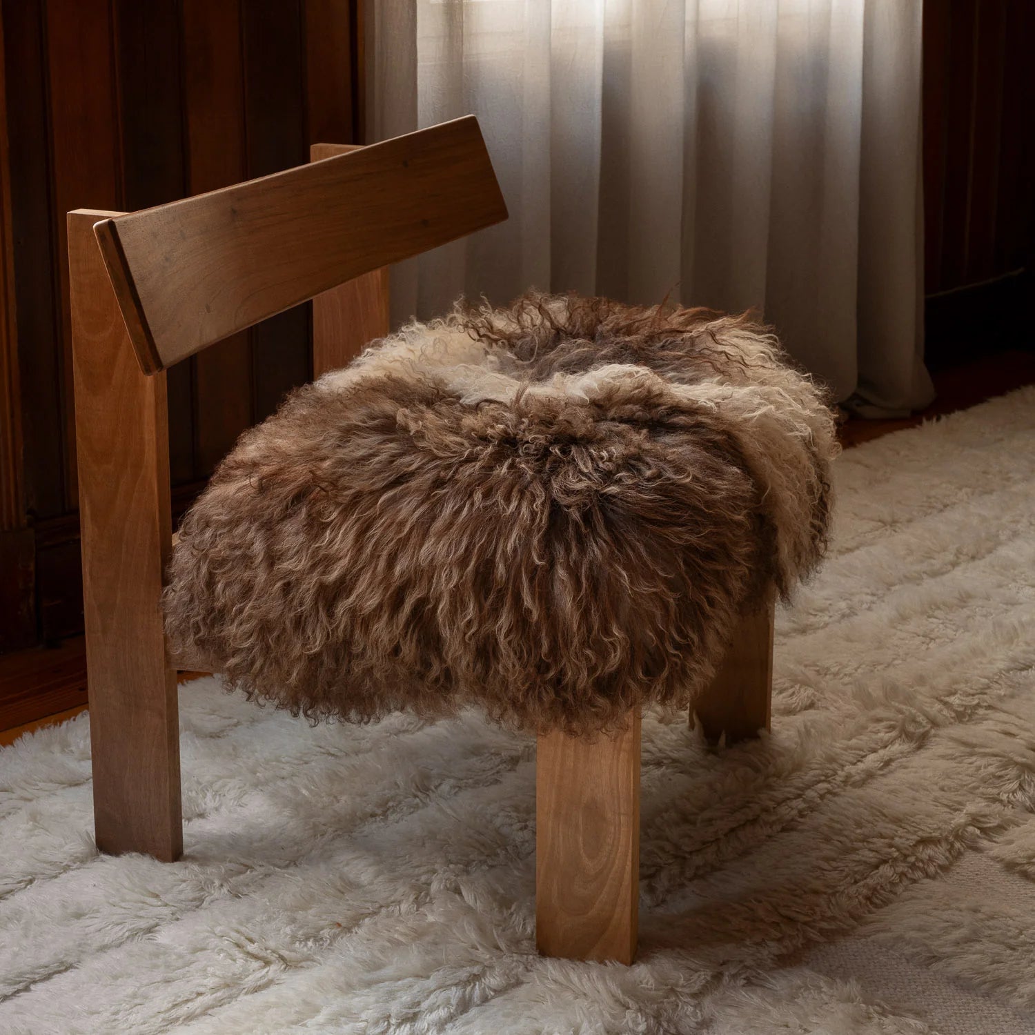 Fotel EASY z orechového dreva a ovčej kože