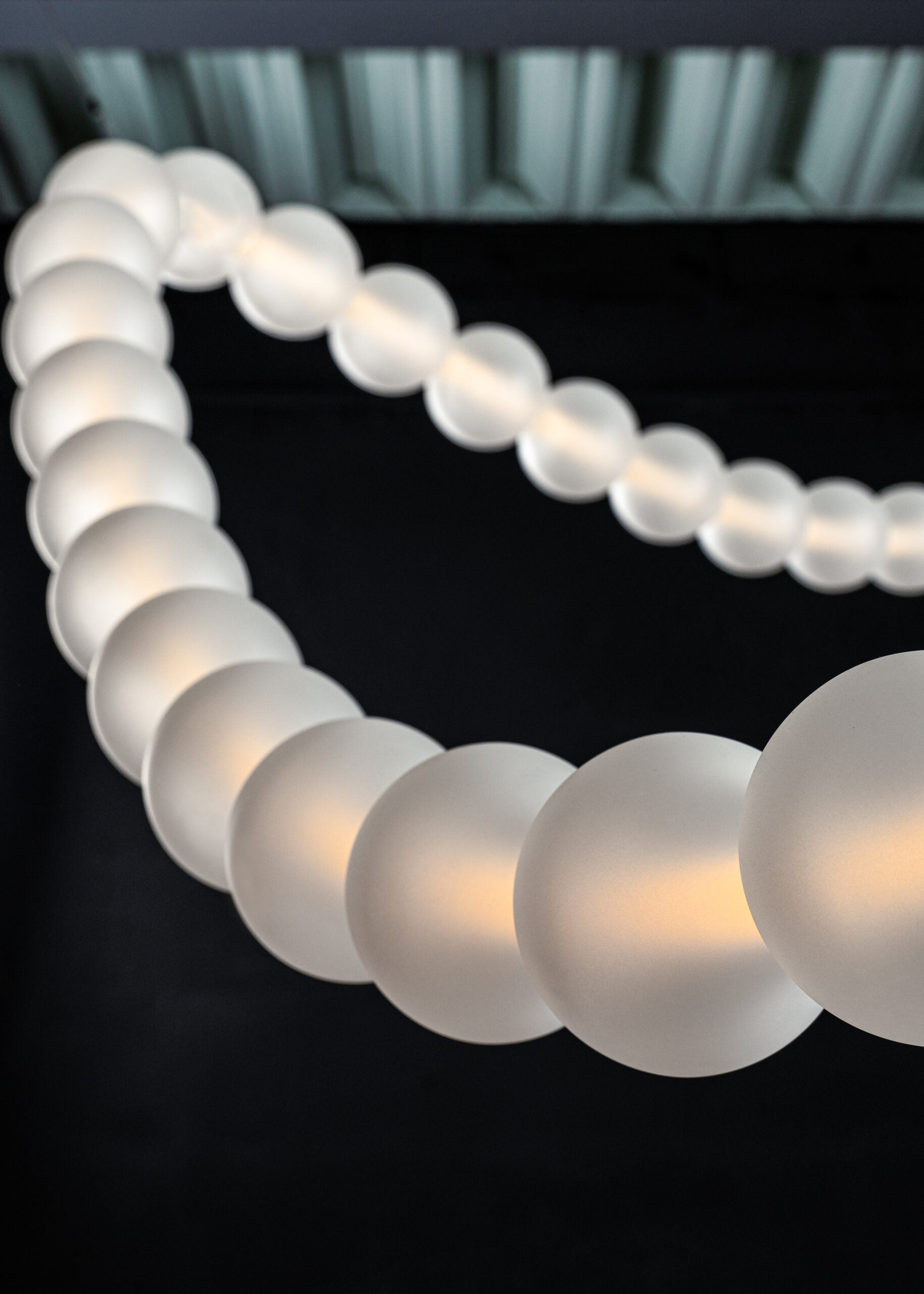 Závesná lampa DAISY sklo fúkané