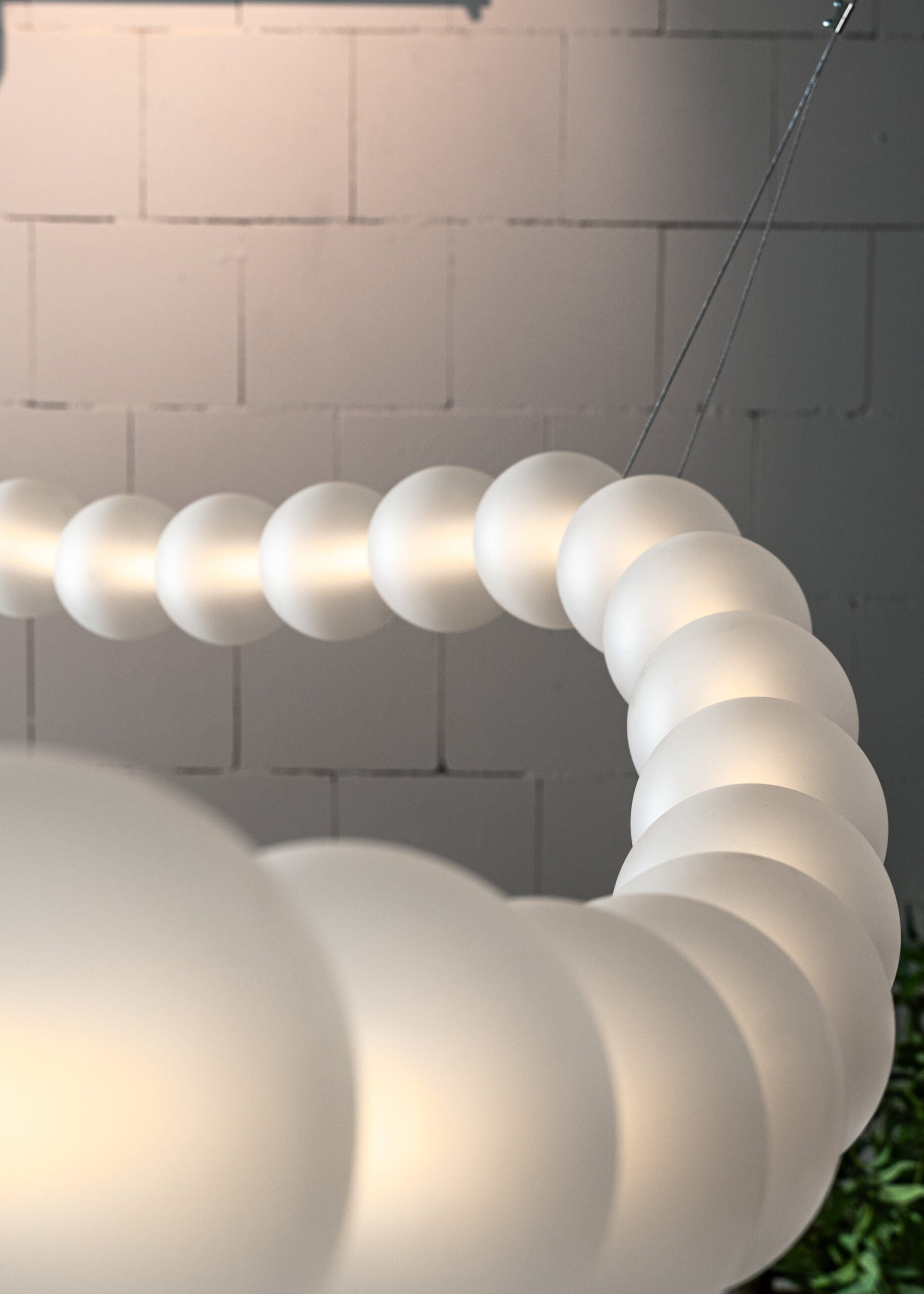 Závesná lampa DAISY sklo fúkané