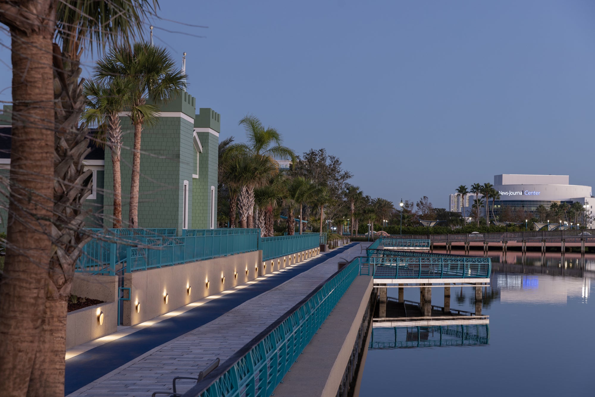 Nástenná lampa FLINDT hliníková