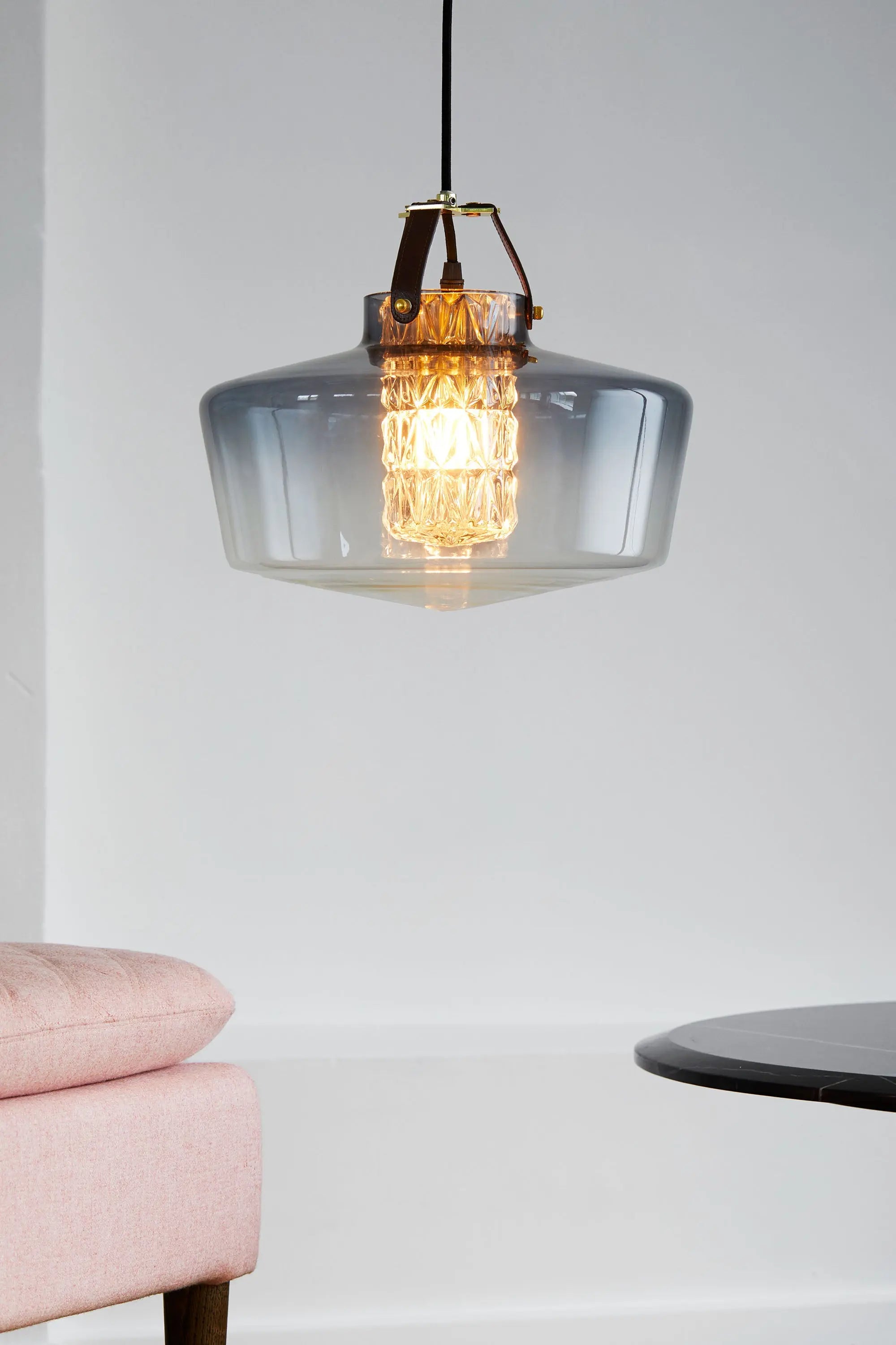 Lampa wisząca ADDICTED TO US dymione szkło z koniakową skórą – Design By Us