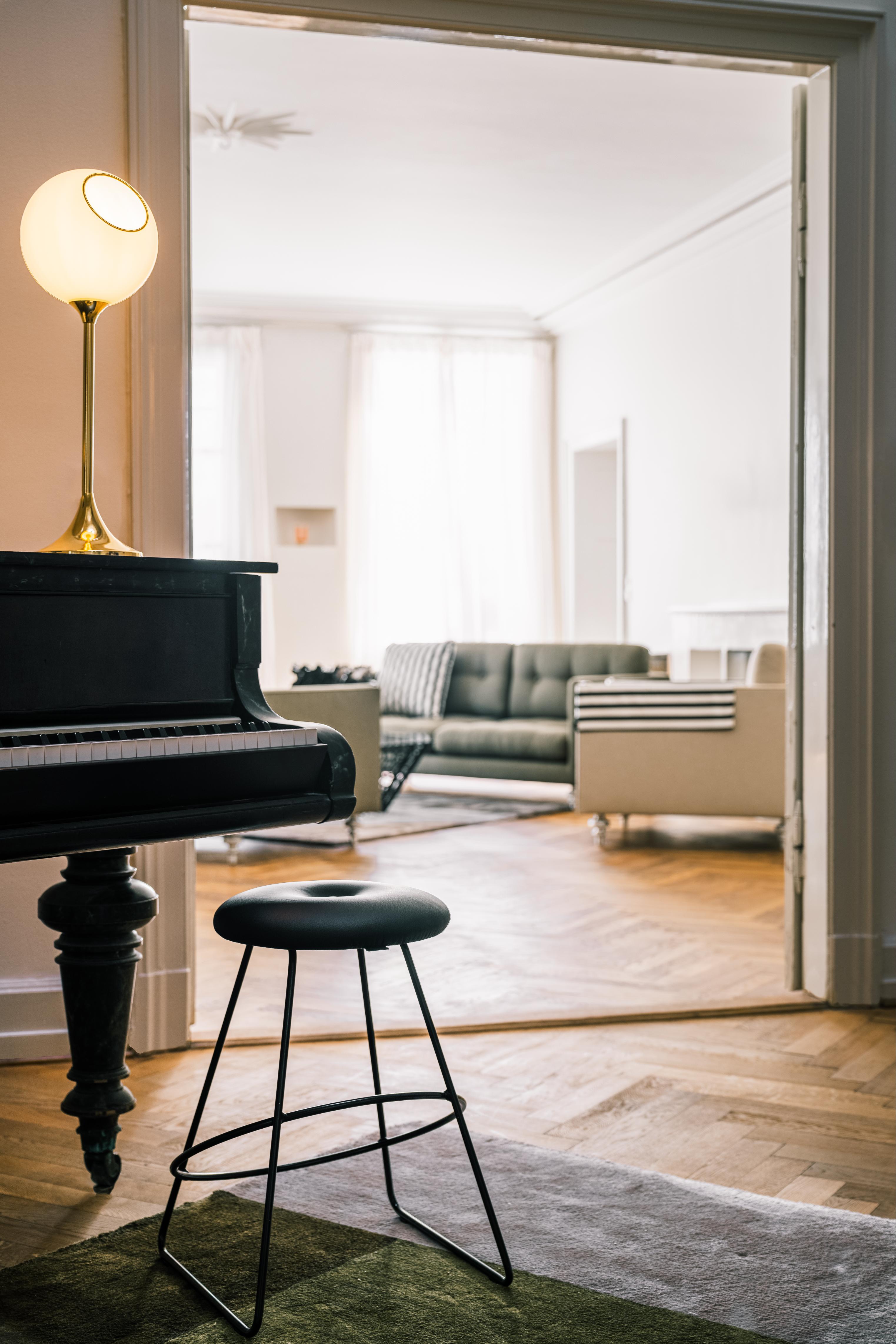 Stolná lampa BALLROOM biela so zlatým podstavcom