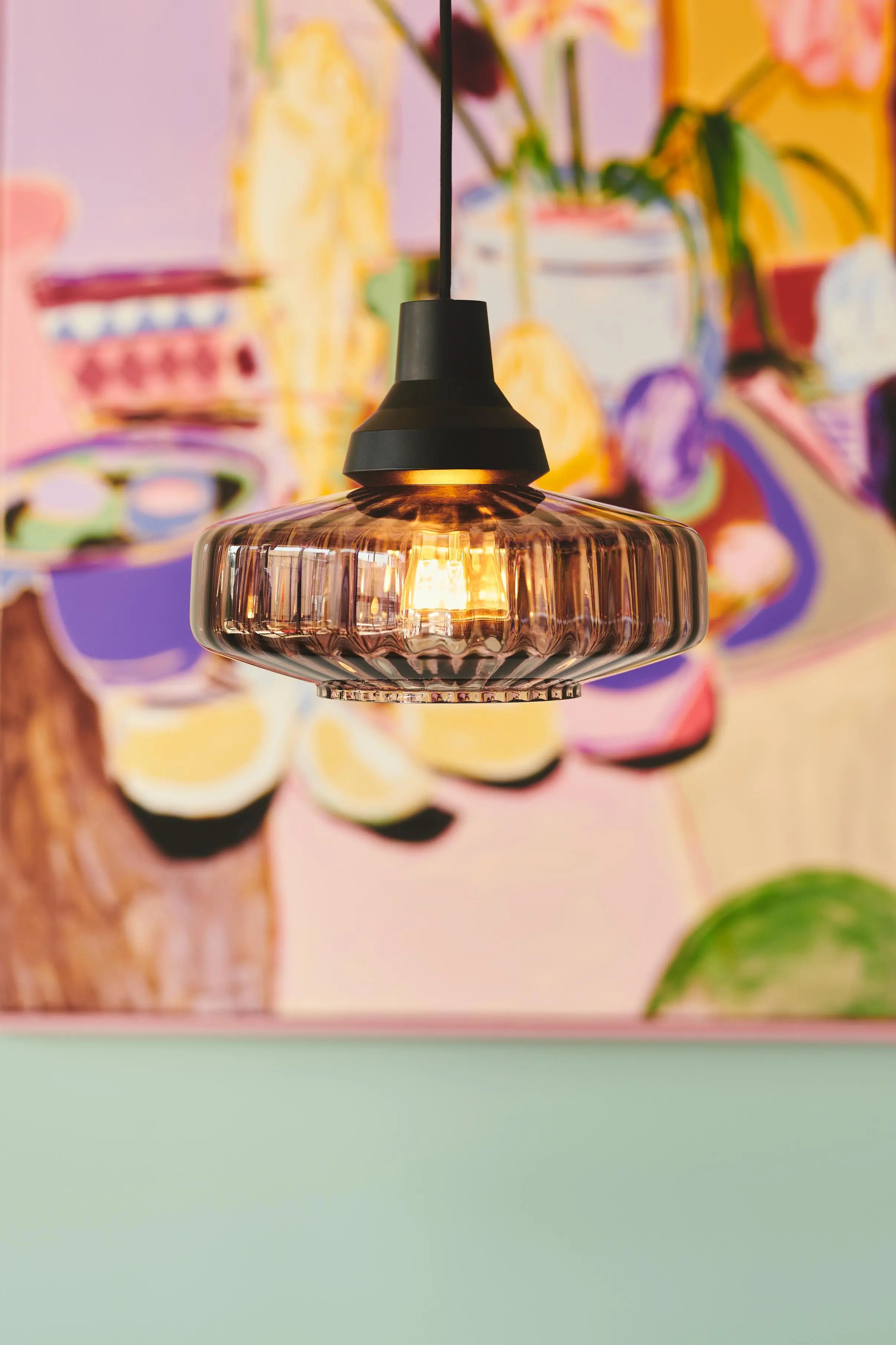 Lampa wisząca NEW WAVE OPTIC dymione szkło z czarnym wykończeniem – Design By Us