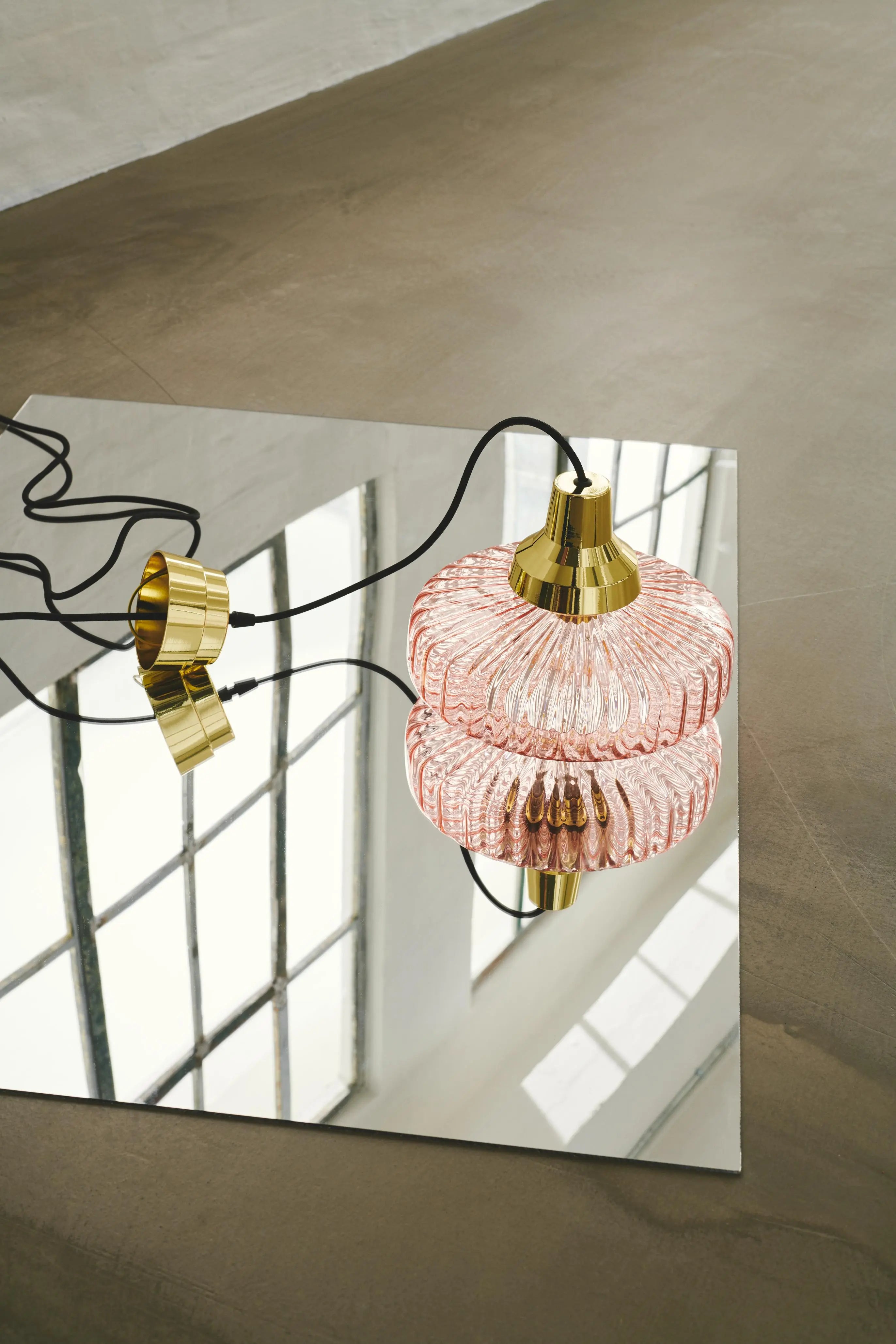 Lampa wisząca NEW WAVE OPTIC różowe szkło ze złotym wykończeniem – Design By Us