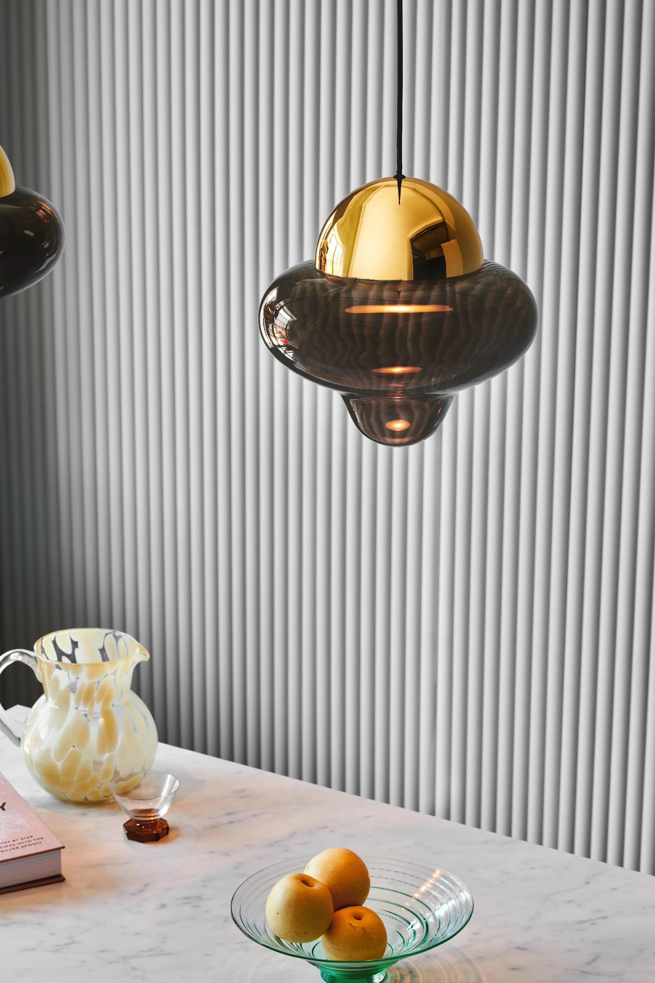 Lampa wisząca NUTTY szkło dymione ze złotym wykończeniem – Design By Us