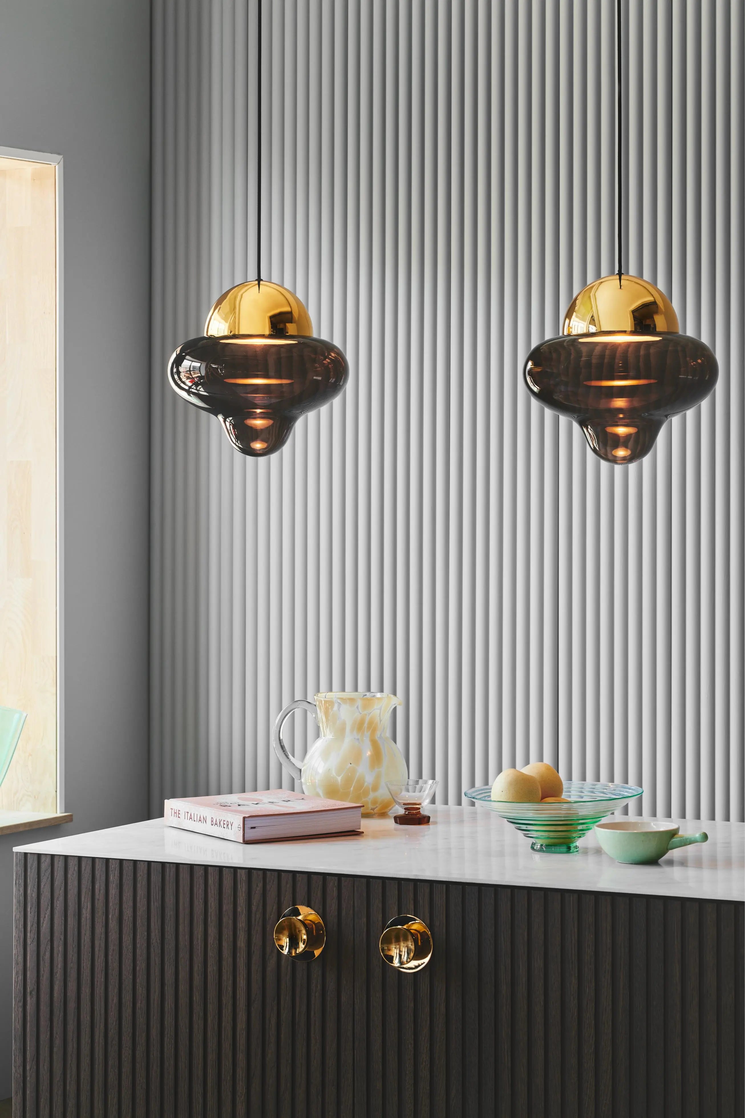 Lampa wisząca NUTTY szkło dymione ze złotym wykończeniem – Design By Us