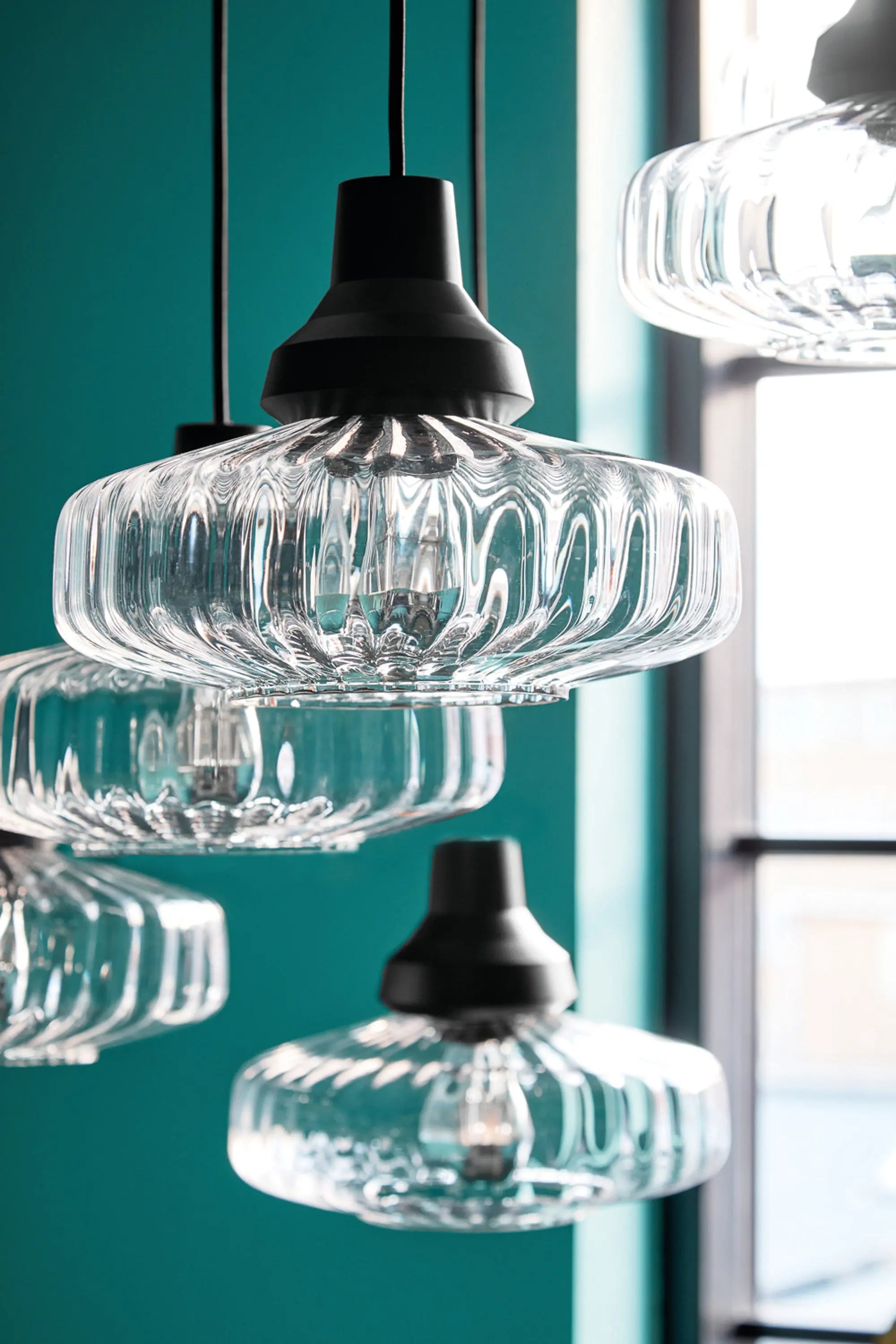 Lampa wisząca NEW WAVE OPTIC transparentne szkło z czarnym wykończeniem – Design By Us