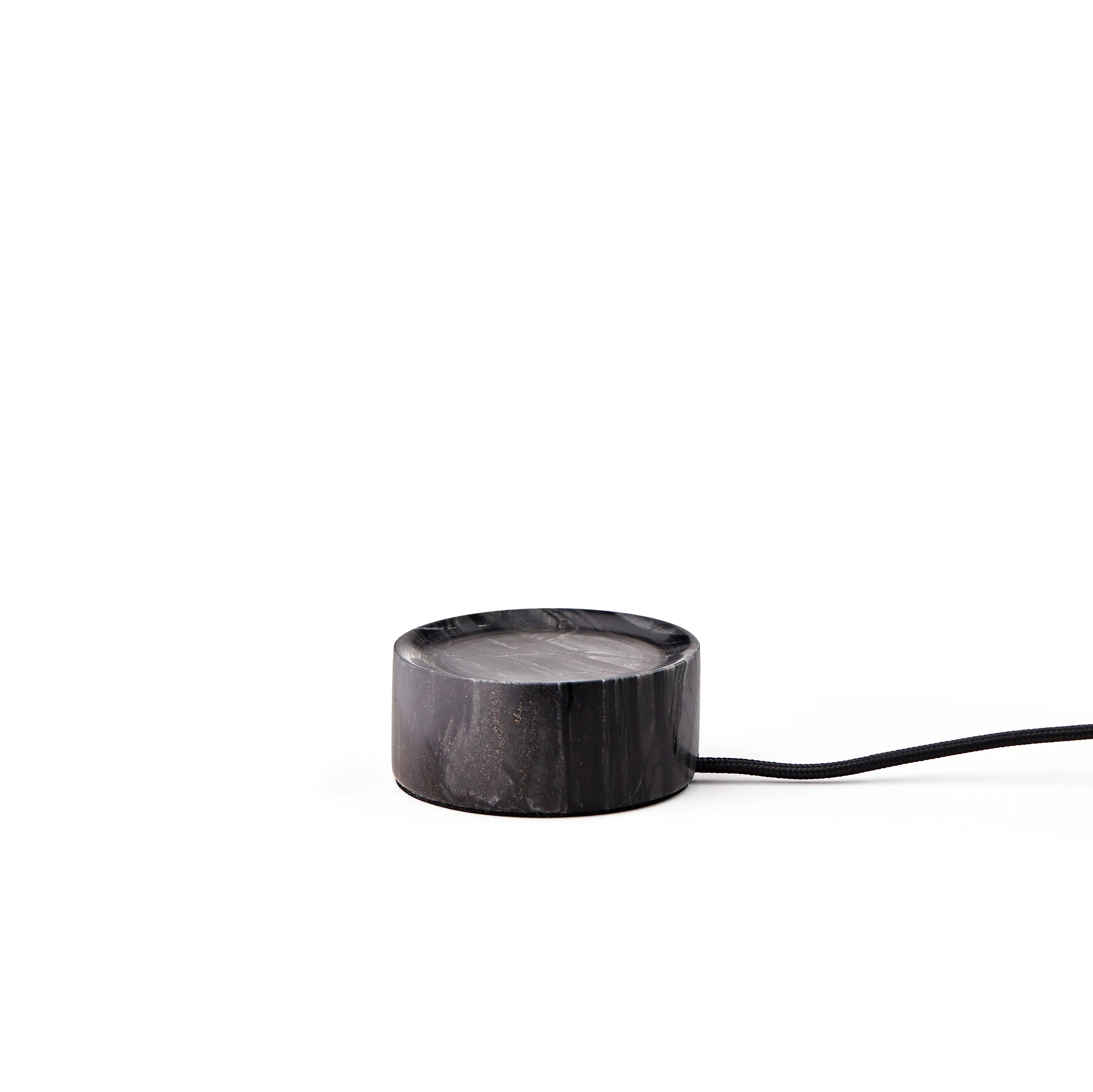 Lampa przenośna TRIP czarny marmur z mlecznobiałym szkłem – Design By Us