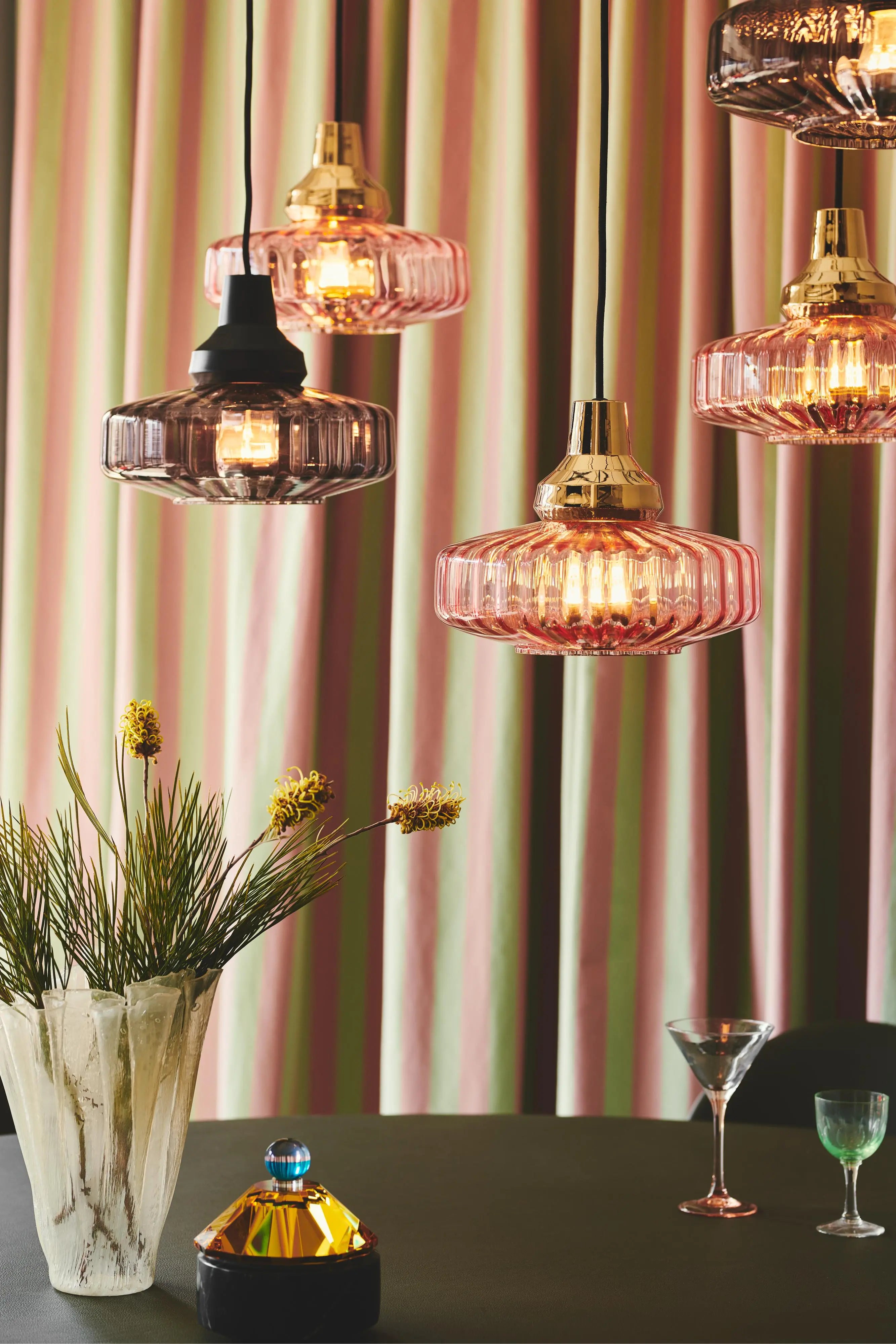 Lampa wisząca NEW WAVE OPTIC różowe szkło ze złotym wykończeniem – Design By Us