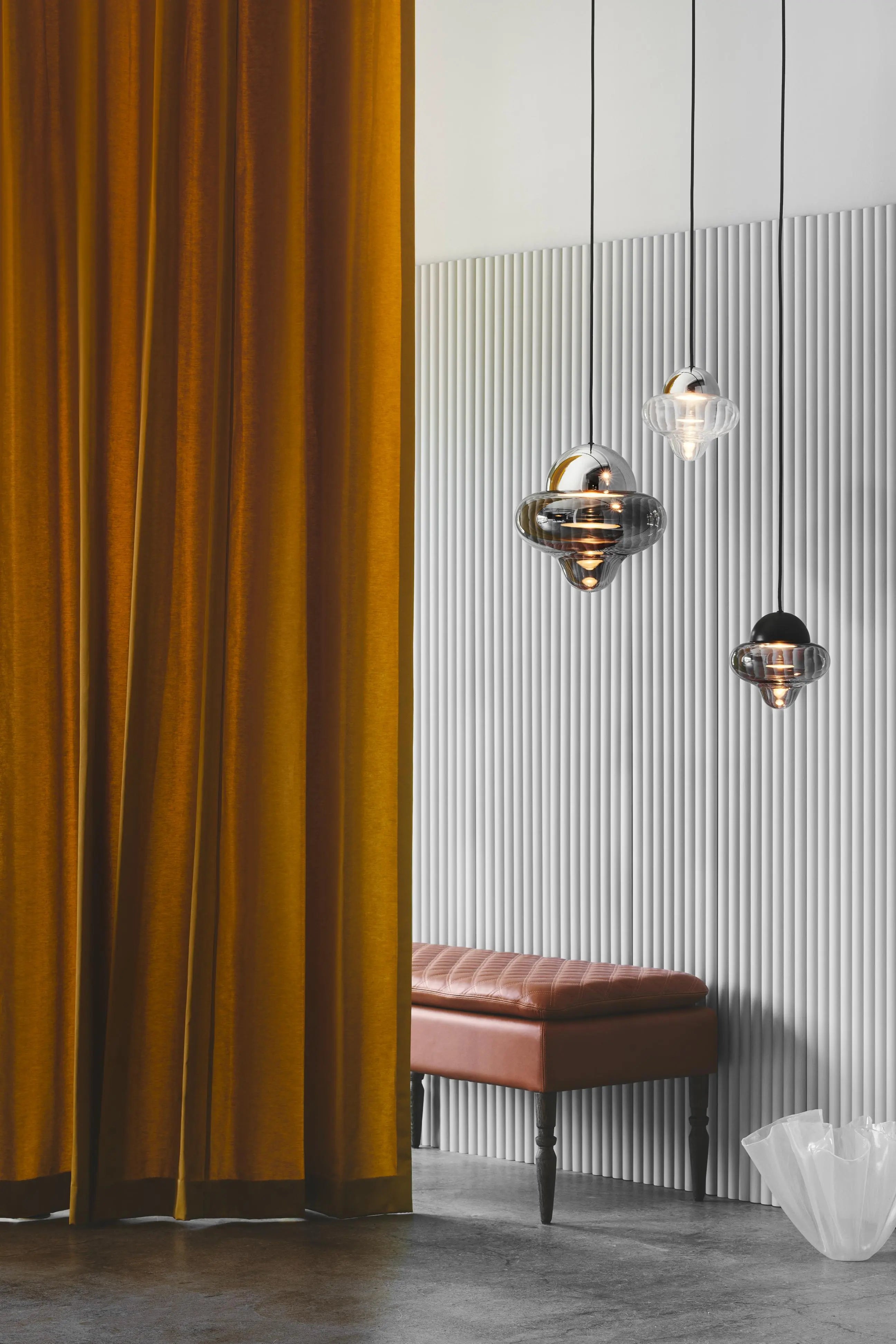Lampa wisząca NUTTY szkło dymione ze srebrnym wykończeniem – Design By Us