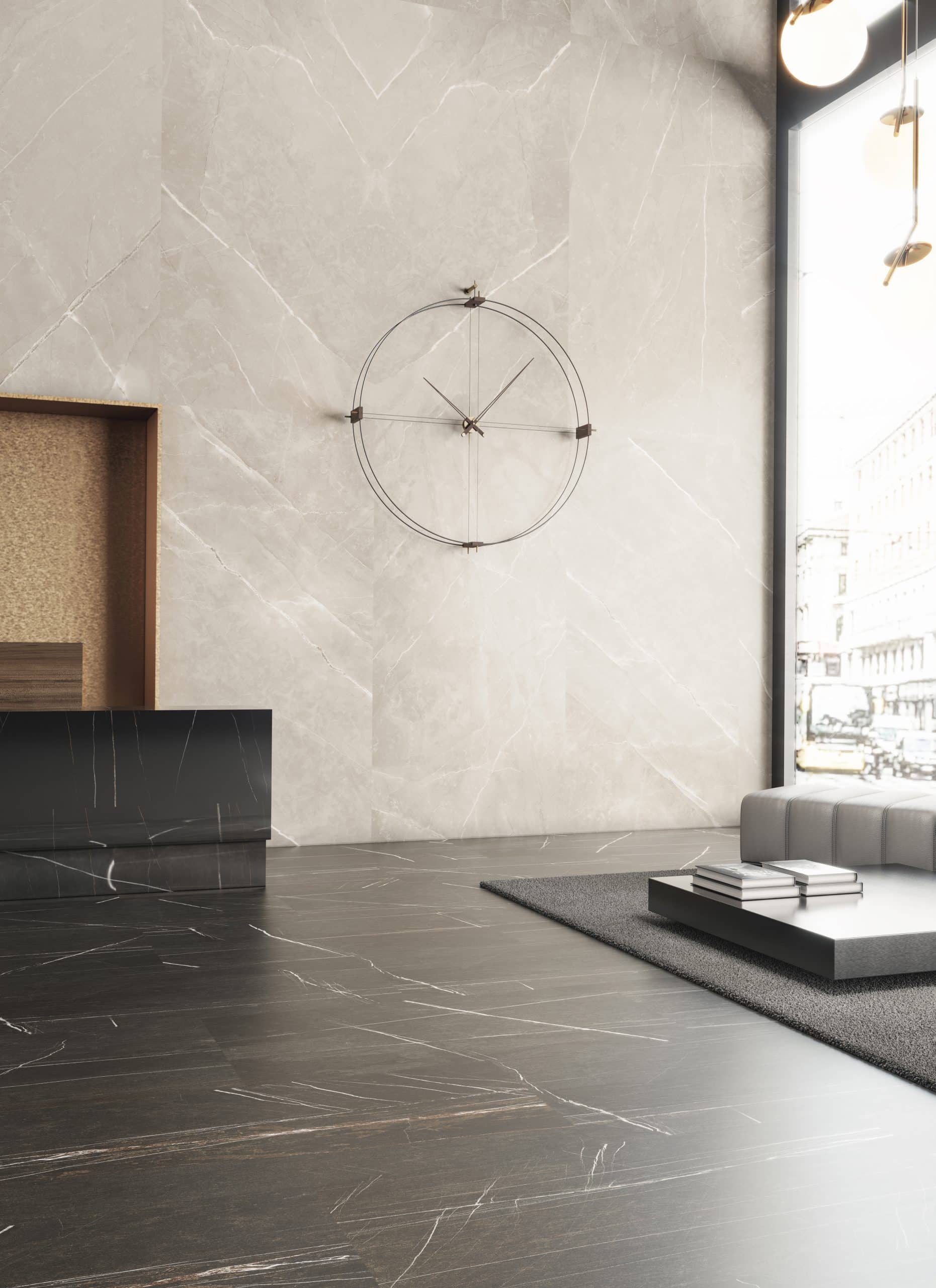 Nástenné hodiny DELMORI z orechového dreva s čiernou a mosadznou farbou