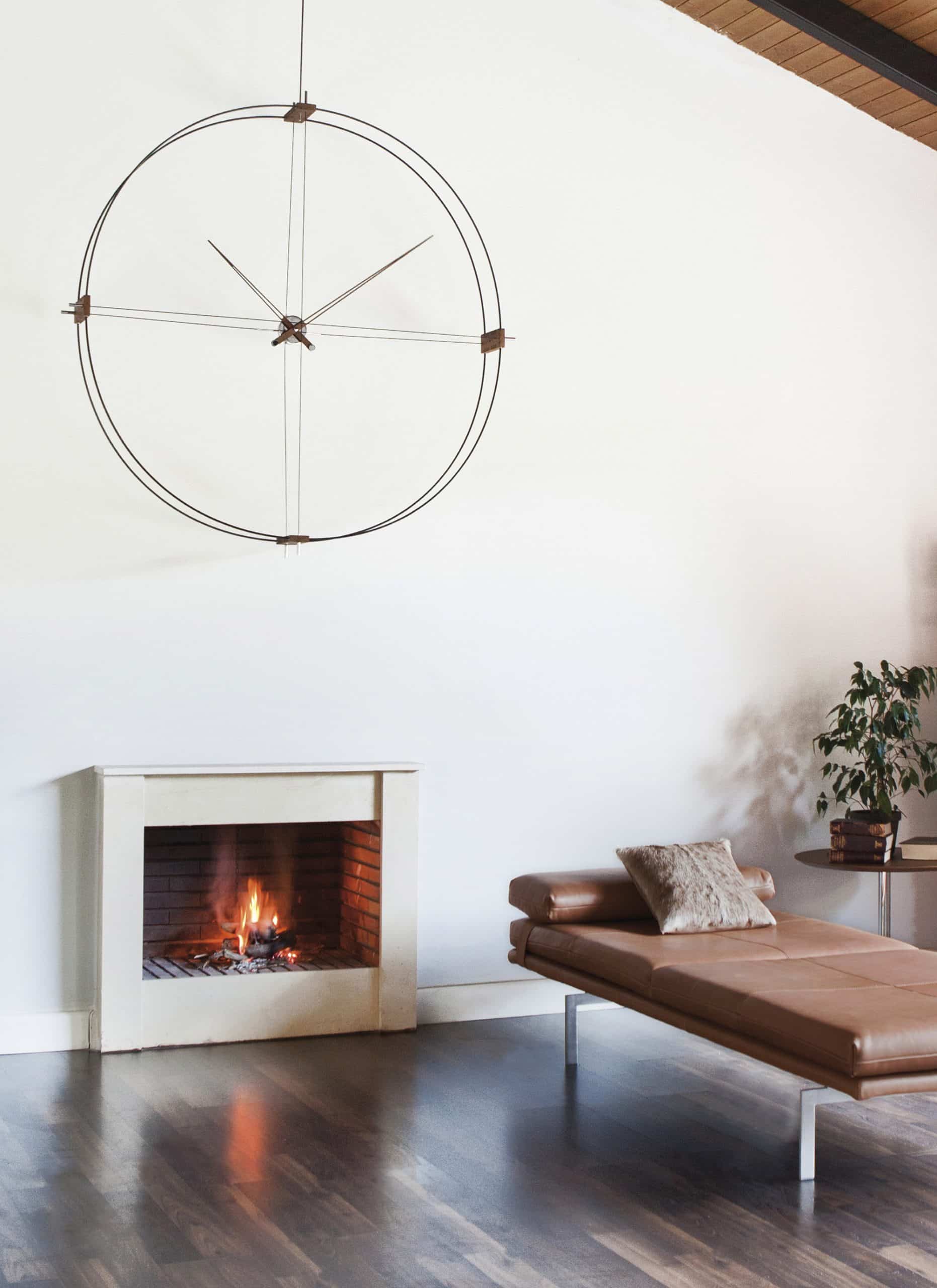 Nástenné hodiny DELMORI z orechového dreva s čiernou a chrómovou farbou