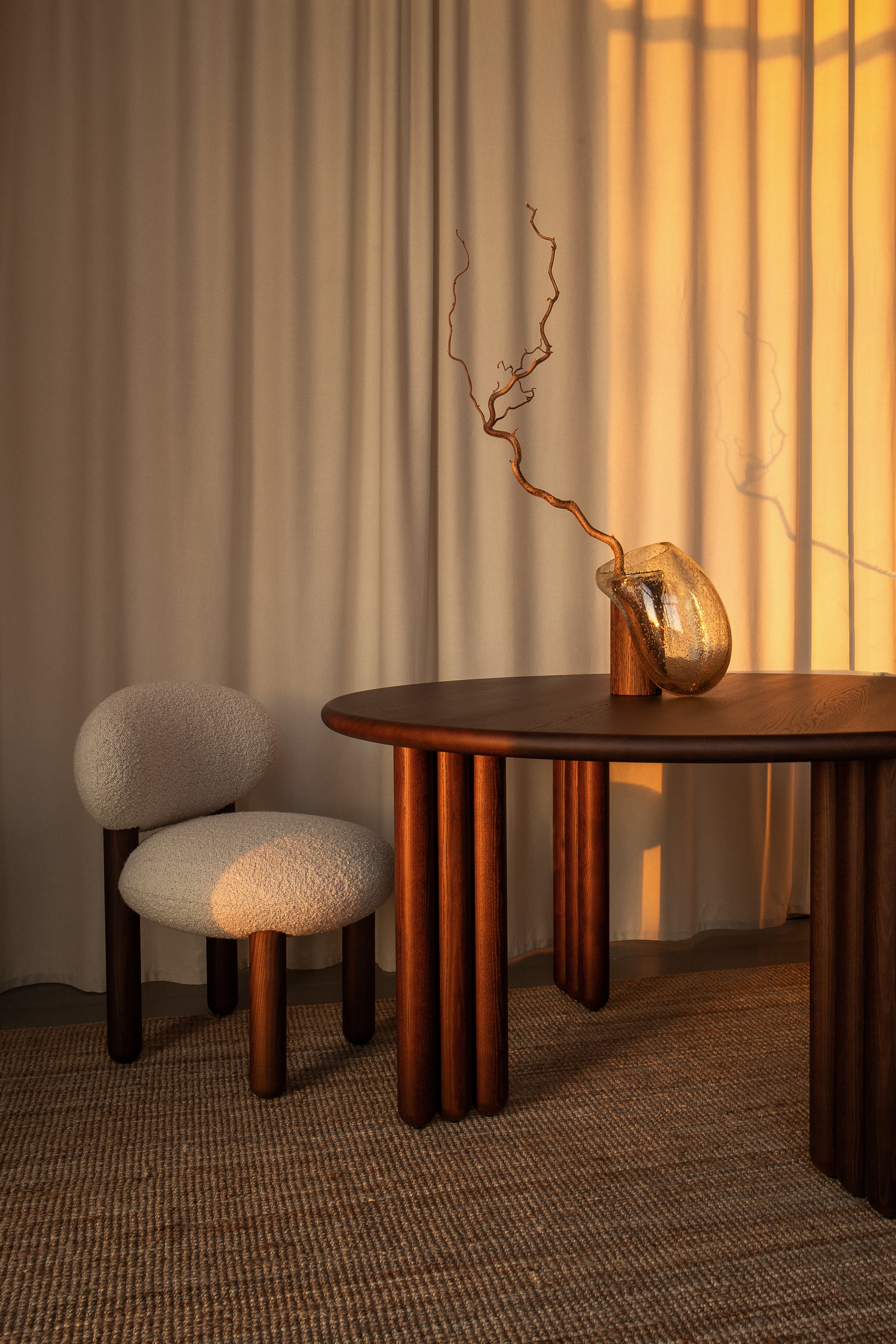 Okrúhly stôl FLOCK z hnedého jaseňového dreva