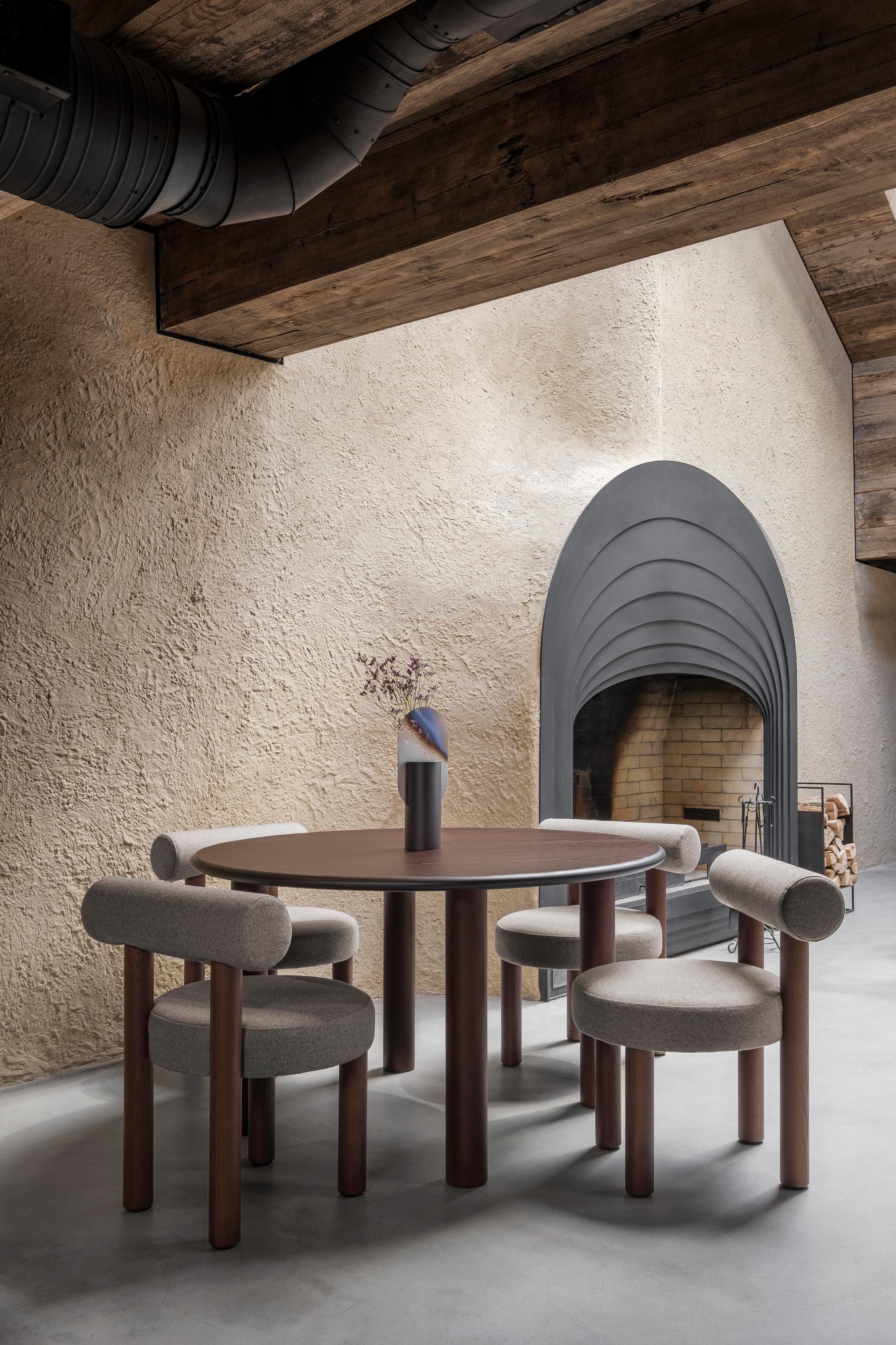 Okrúhly stôl PAUL z hnedého jaseňového dreva