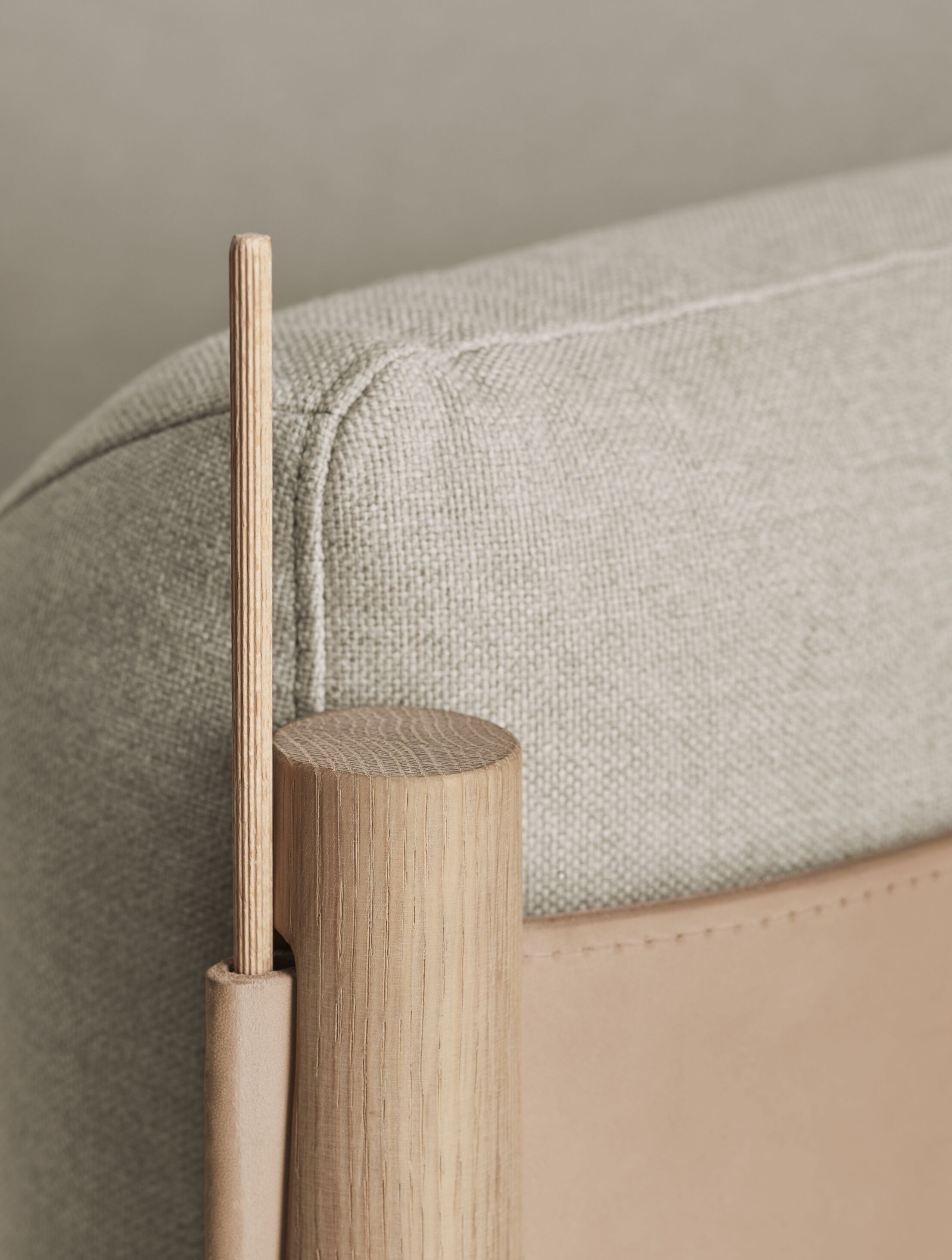 Fotel DIVE z prírodnou kožou a tmavou základňou