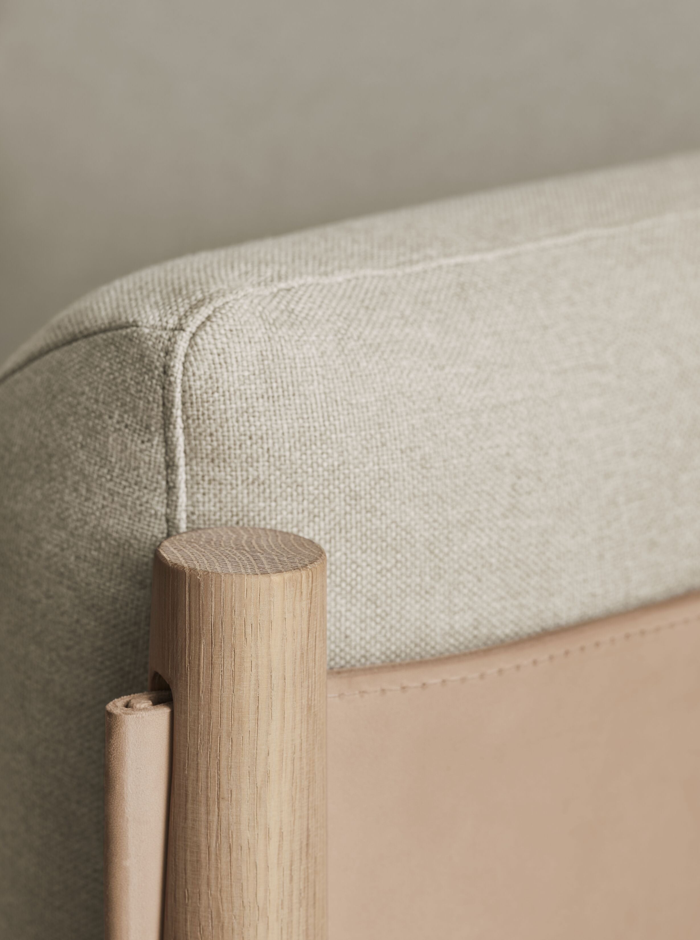 Fotel DIVE z prírodnou kožou a bielou základňou