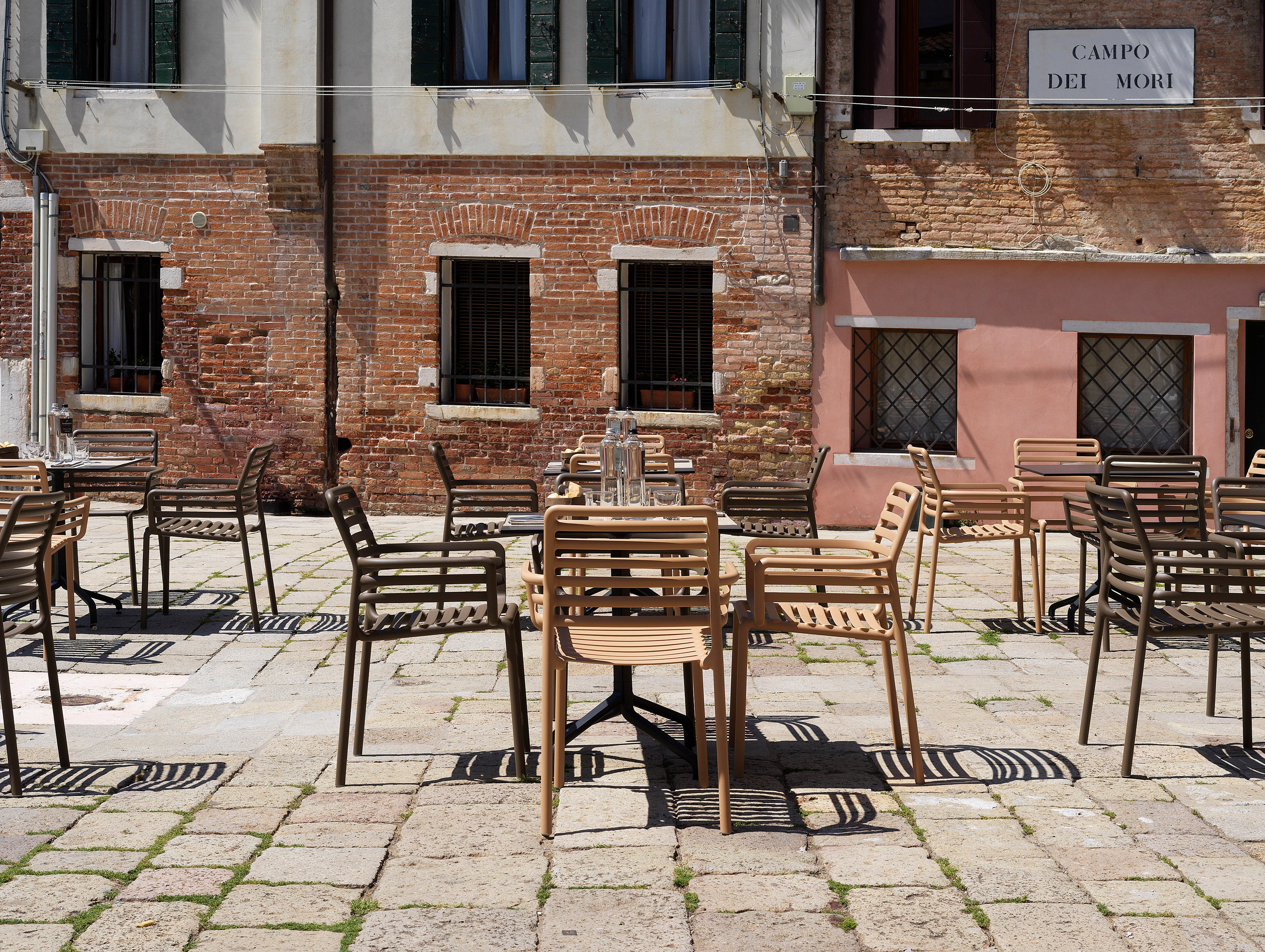 Záhradná stolička s opierkami DOGA cappuccino