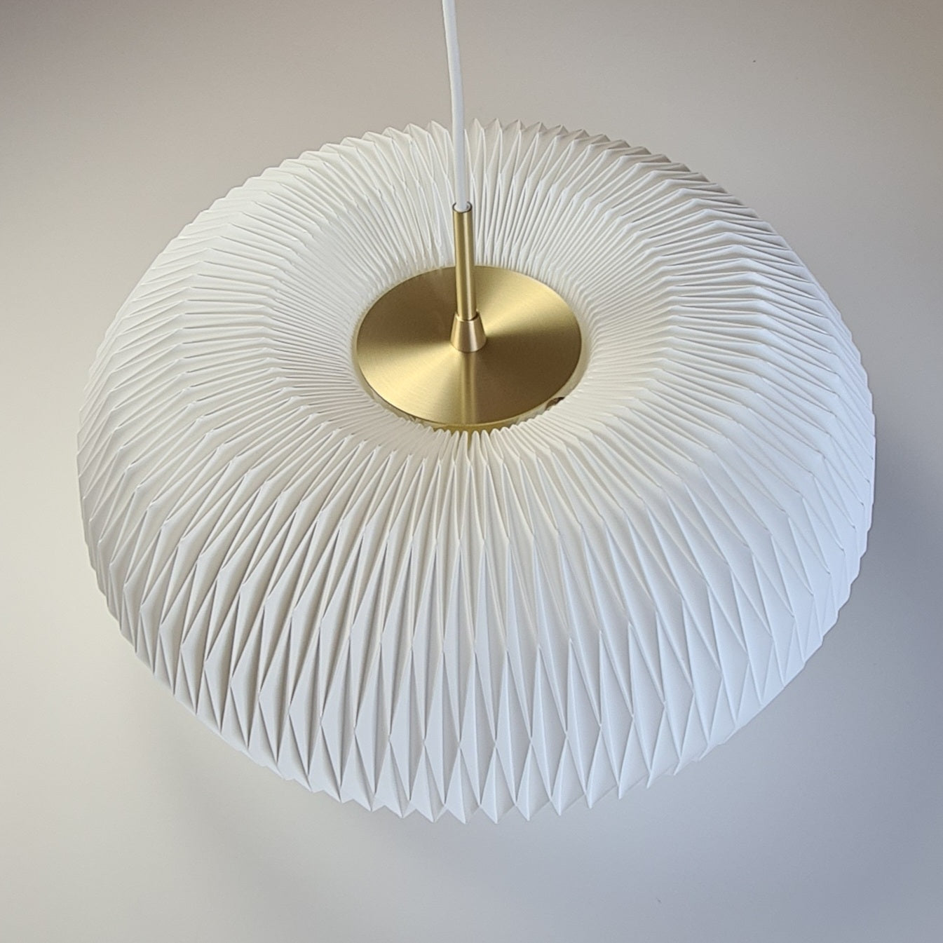 Závesná lampa MODEL 195 DONUT biela so zlatou