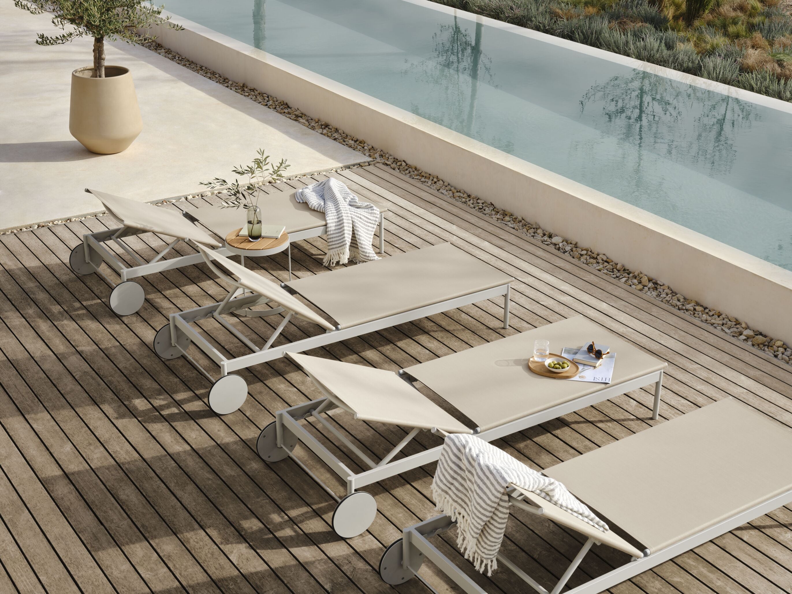 Ležadlo EASE pieskové