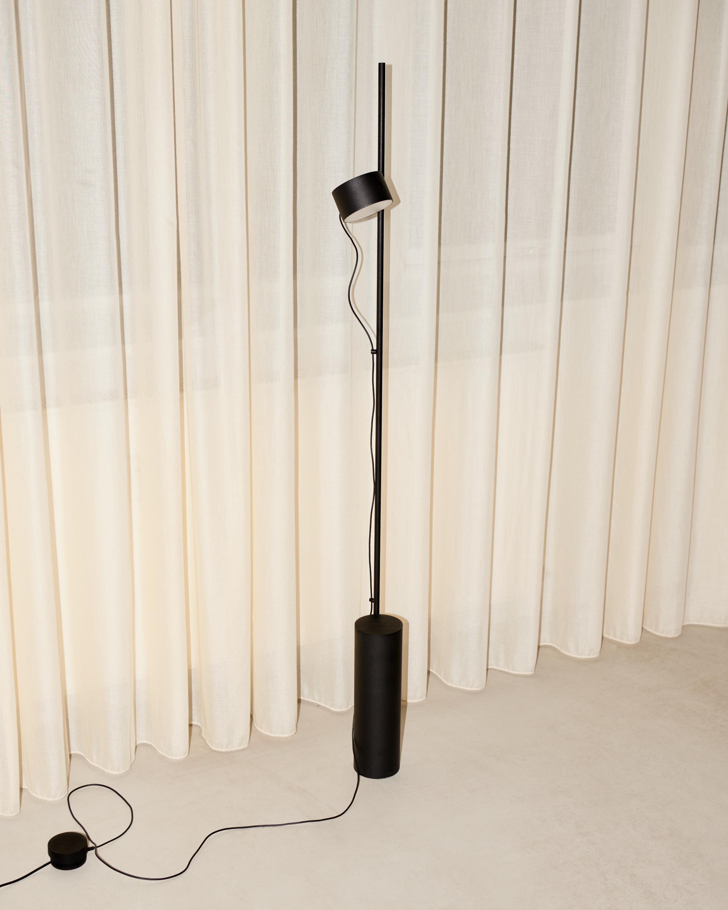 Podlahová lampa POST čierna