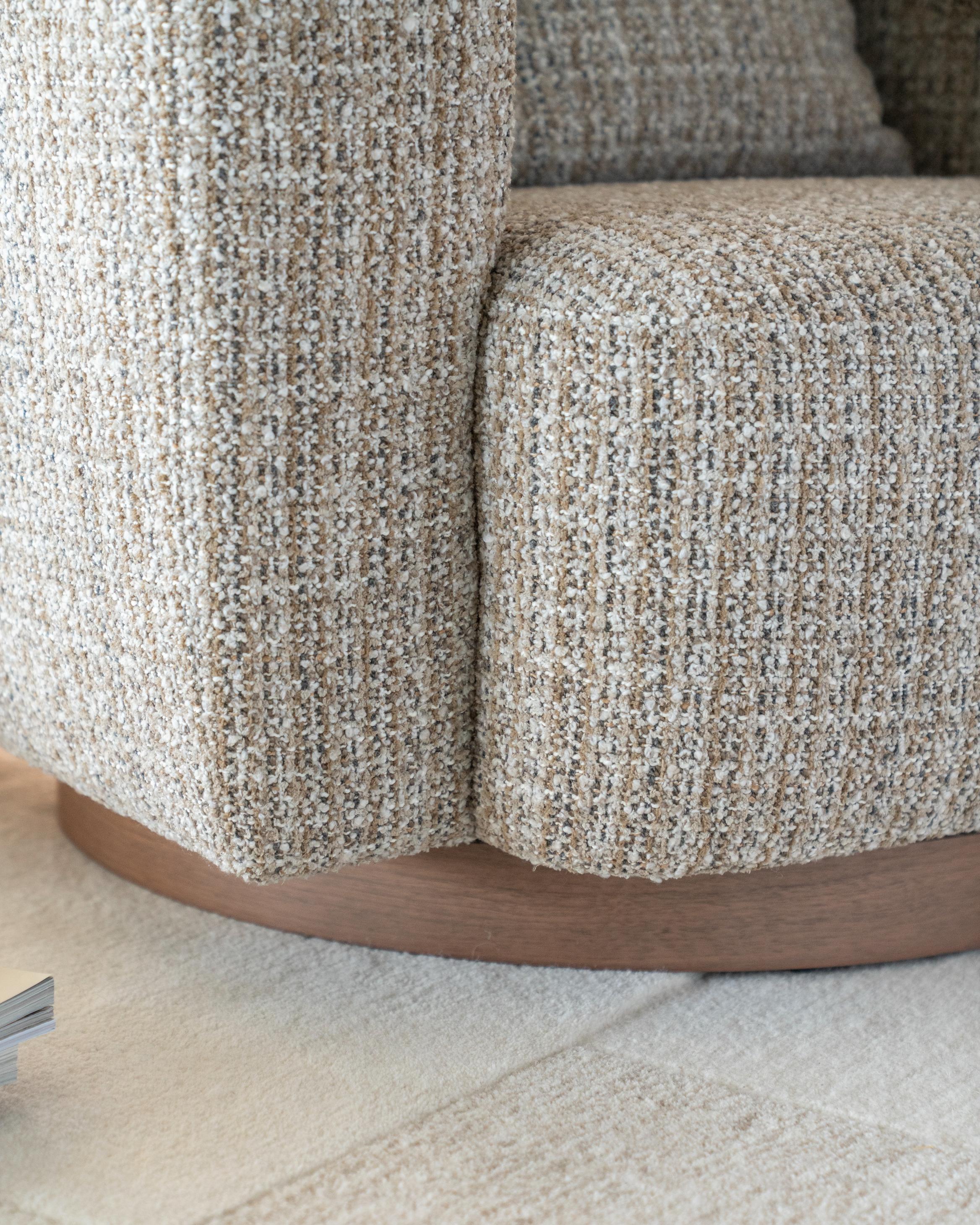 Otočný kreslo JORDAN béžové s drevenou základňou