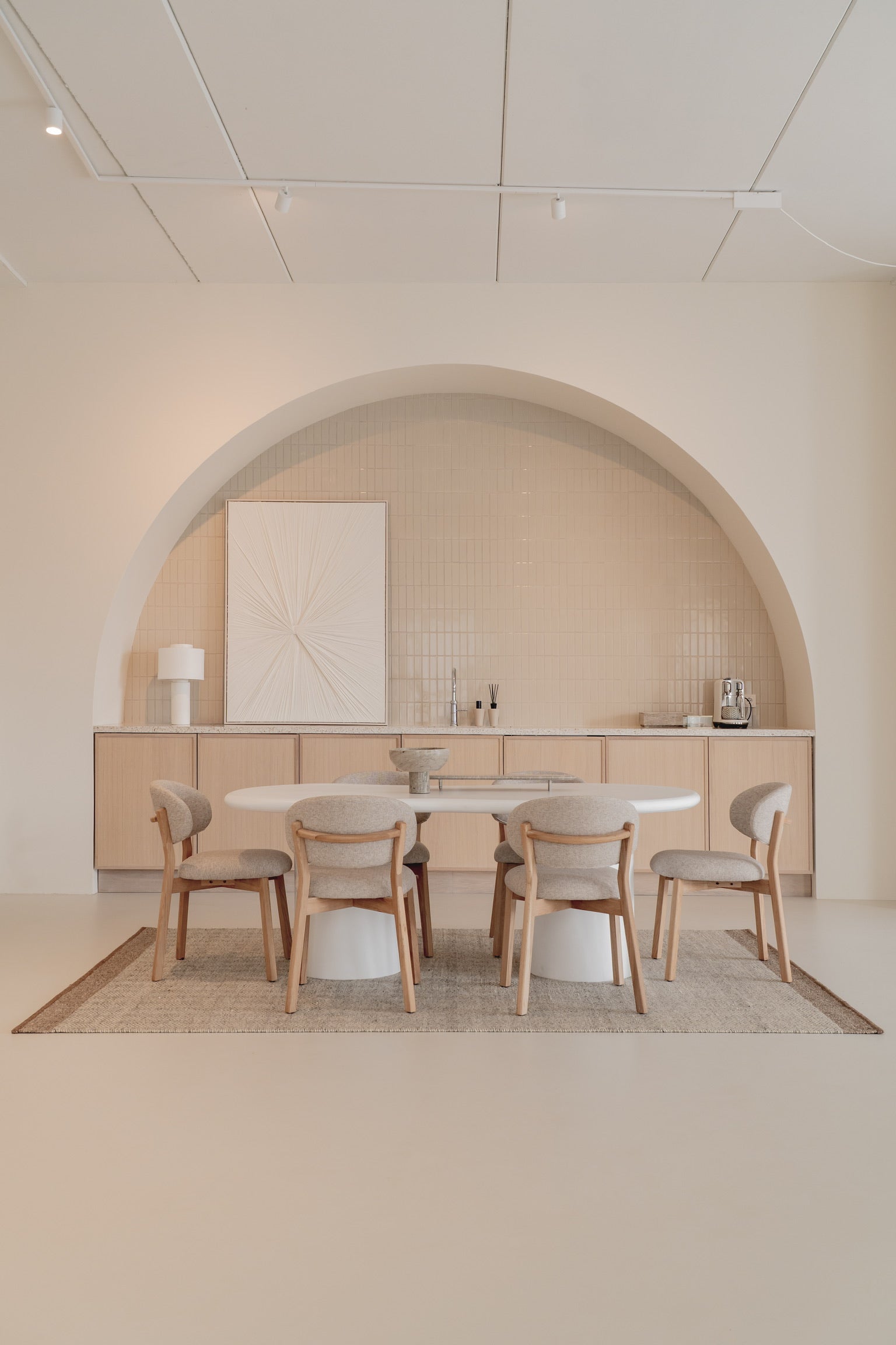 Stolička MIKKY taupe s dubovým podstavcom