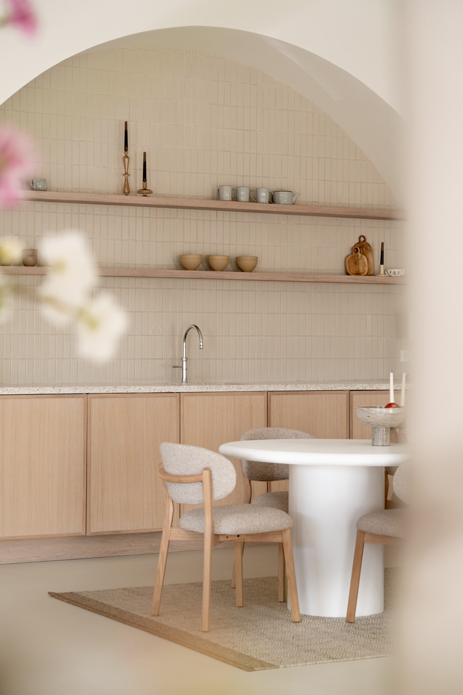 Stolička MIKKY taupe s dubovým podstavcom