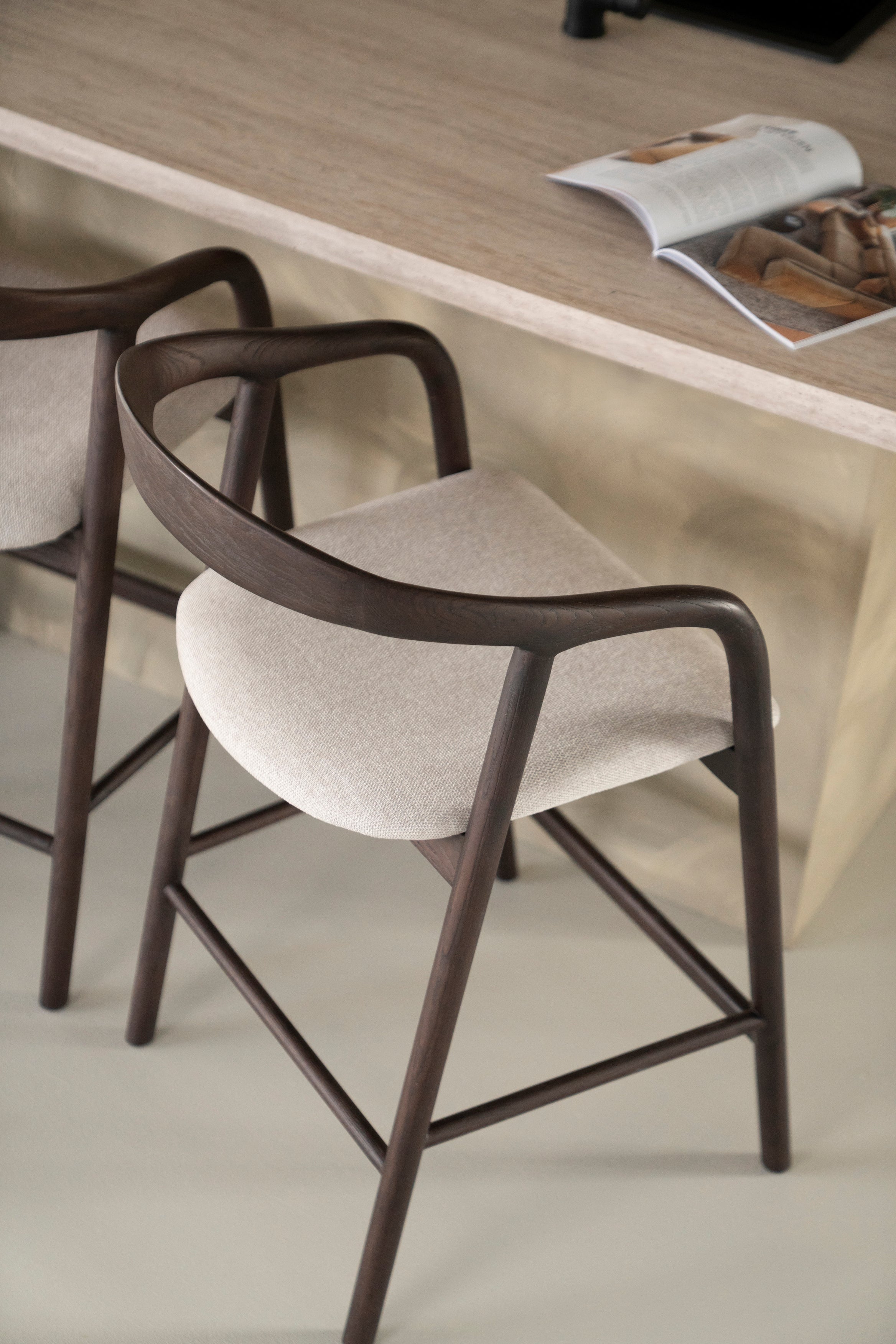 Hoker RAYVEN tmavé jaseňové drevo