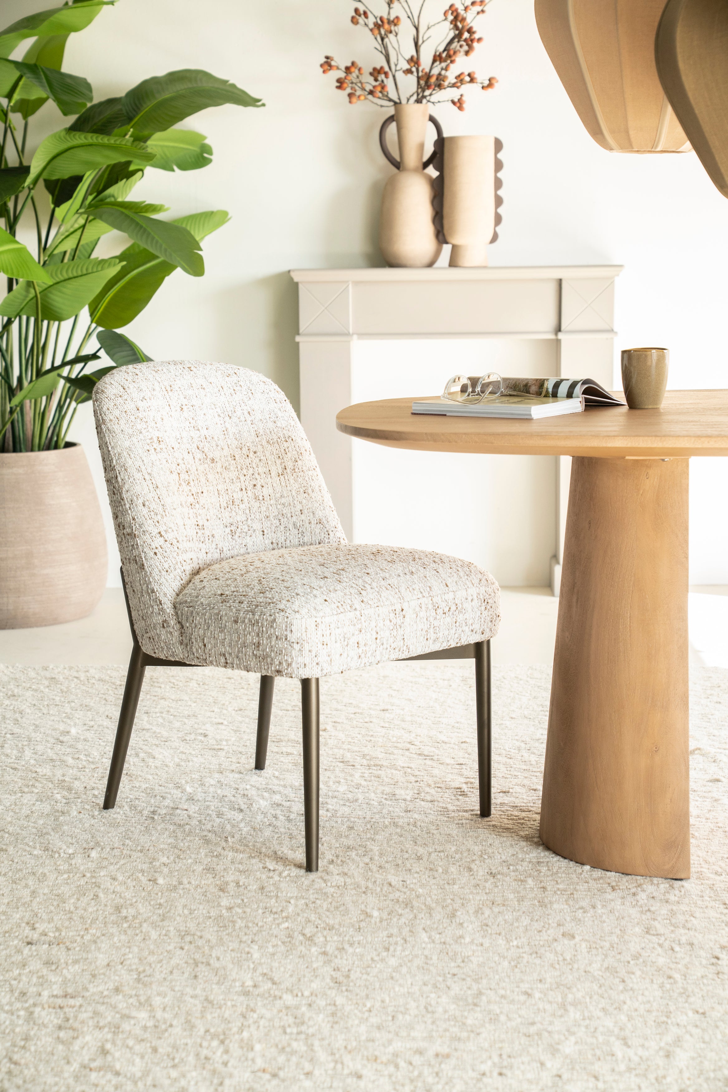 Stolička TOBIAS béžová s tmavohnedým podstavcom