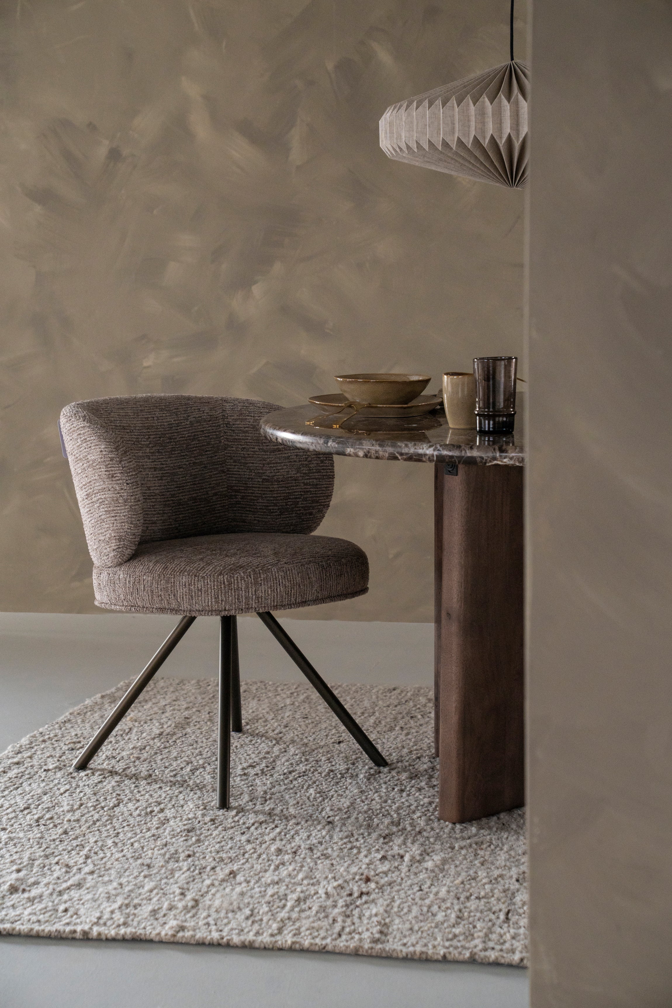 Otočné kreslo JAYSON taupe s tmavohnedým podstavcom