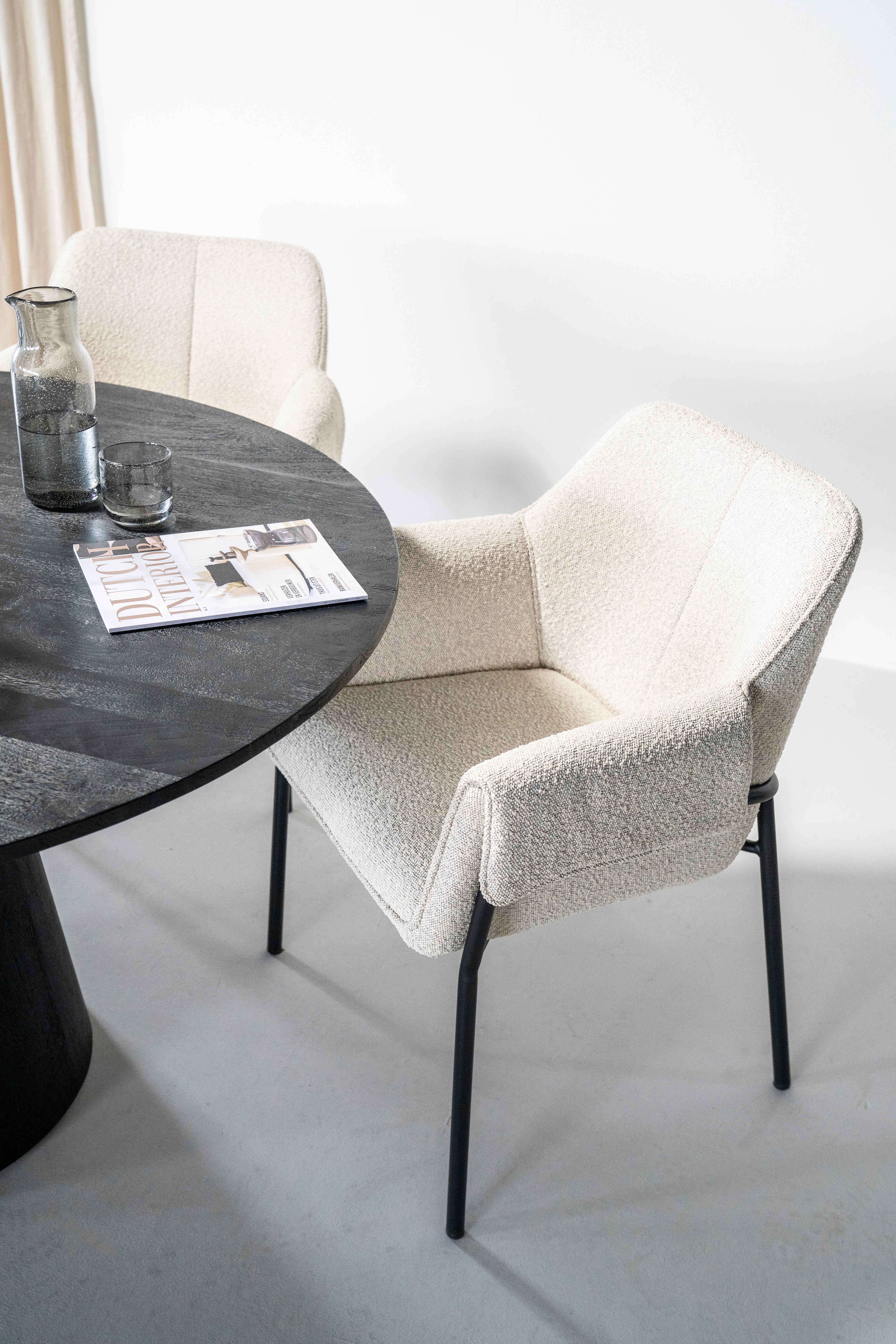 Okrúhly stôl ARON čierne mango drevo