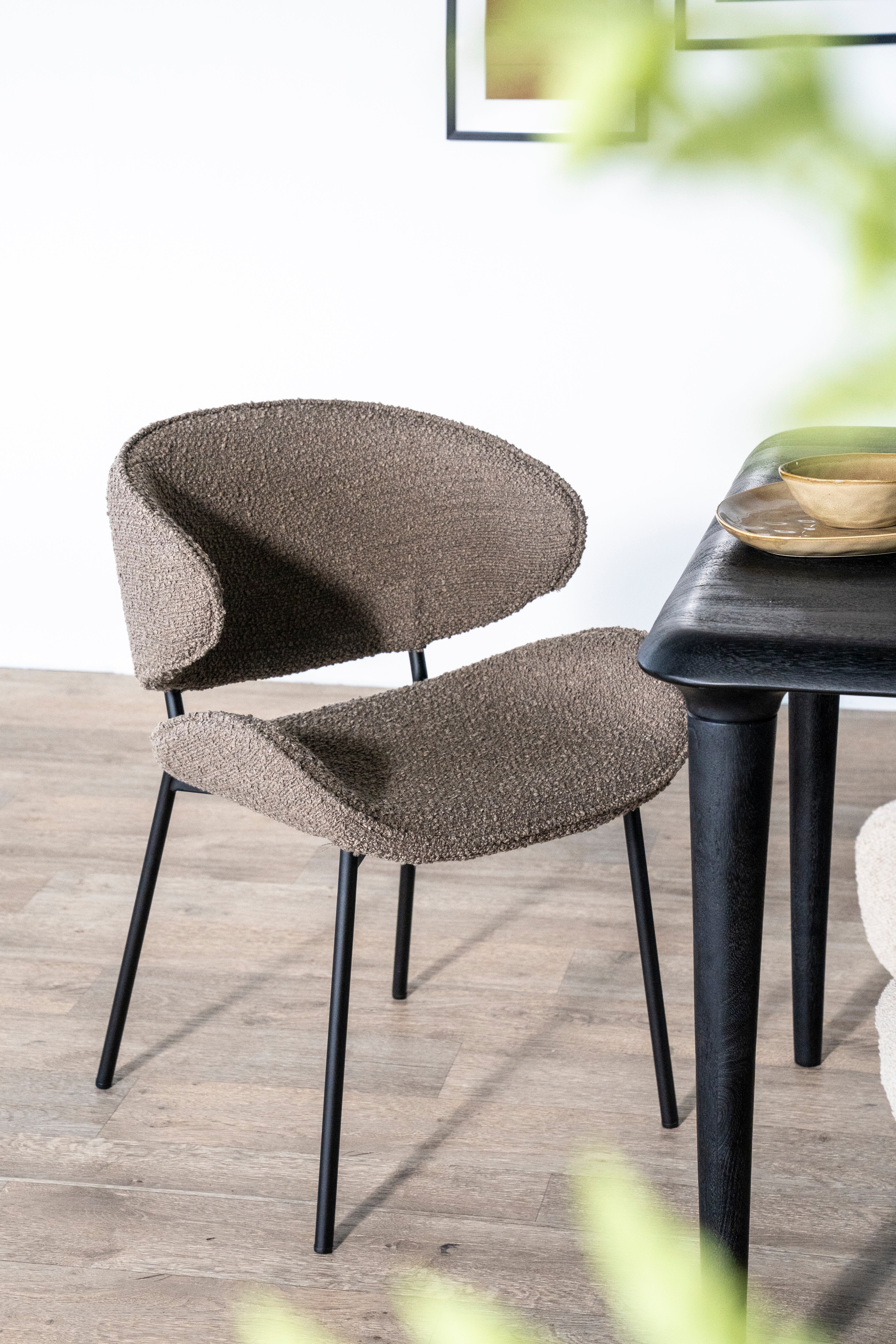 TESS Chair brown with black base