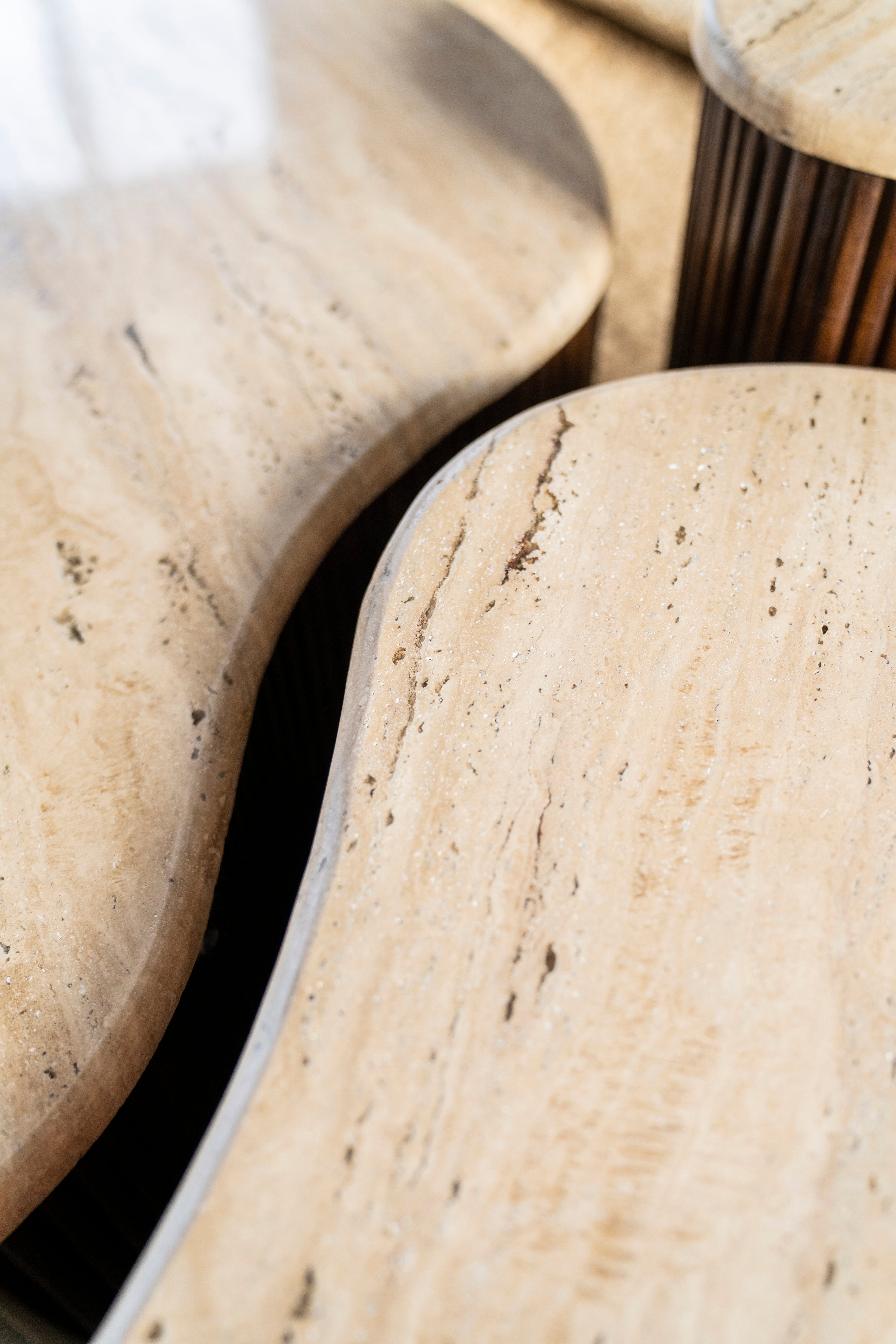 Kávový stolík MARI z mangového dreva s travertínovou doskou