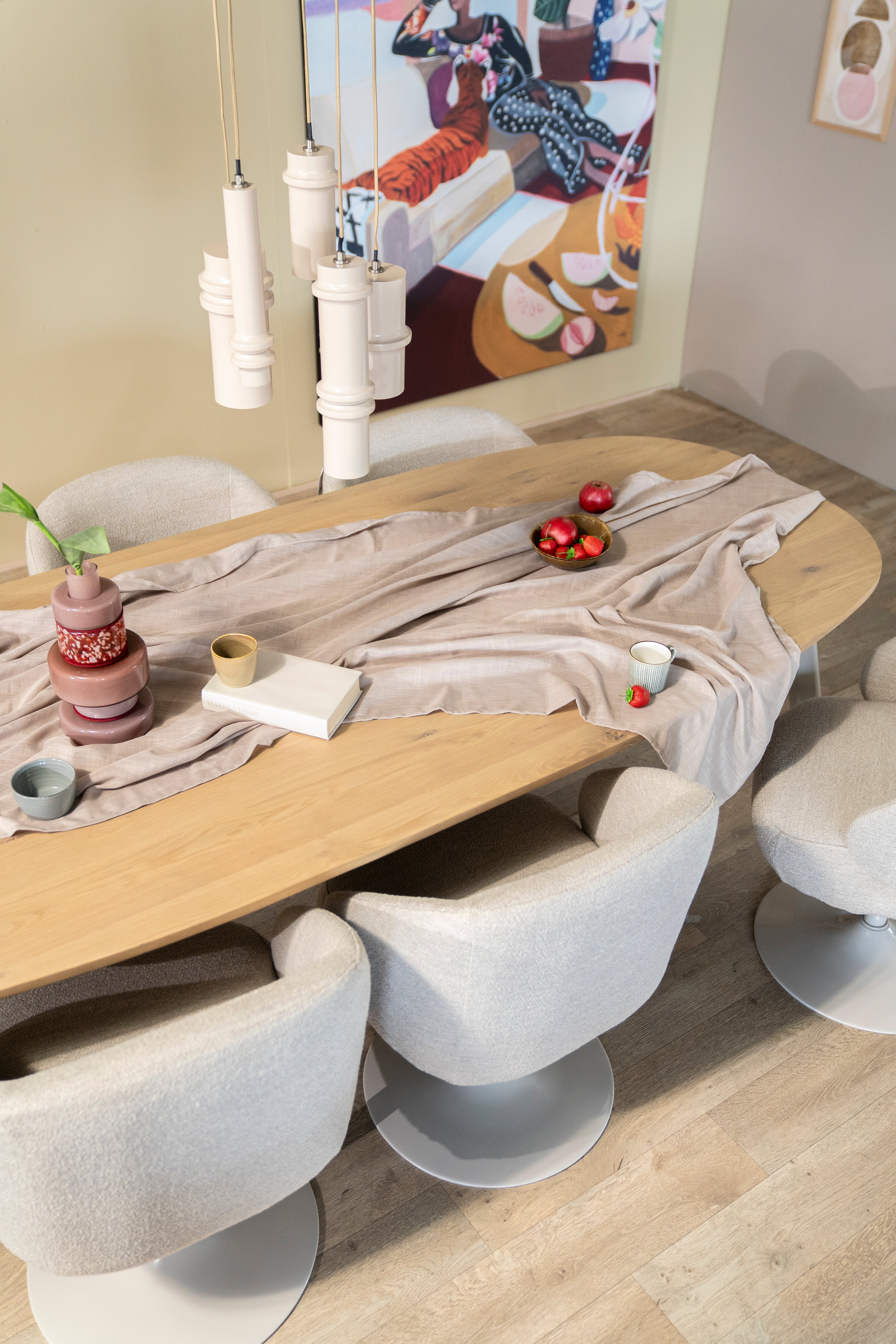 Ovalný stôl DION z dubového dreva s kovovou základňou