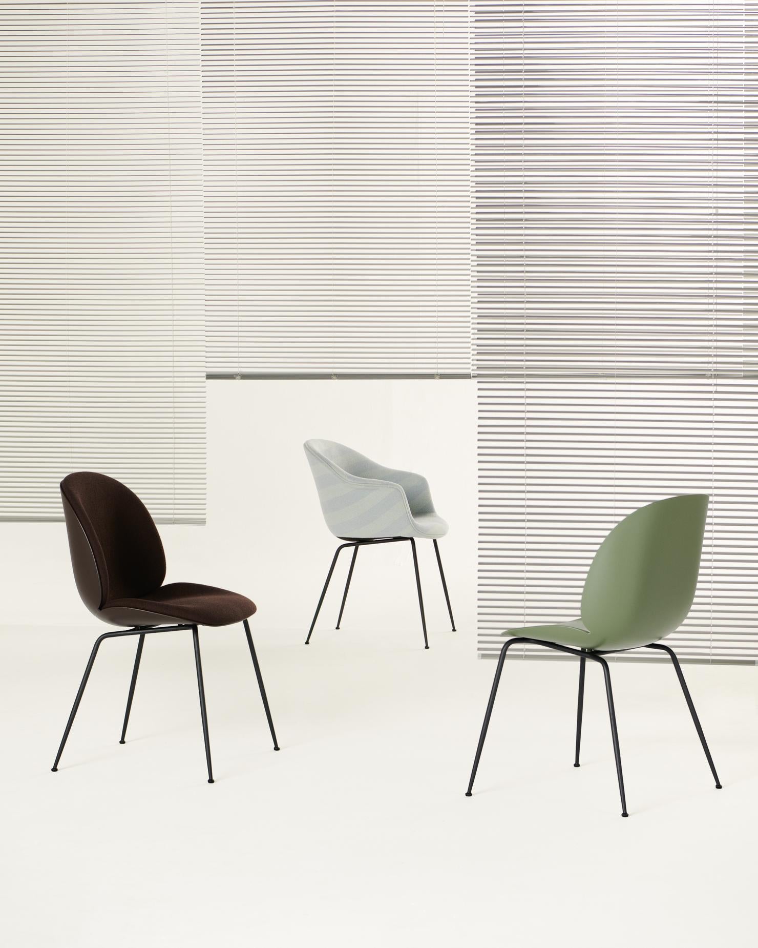 Stolička BAT béžová s tmavým dubovým podstavcom