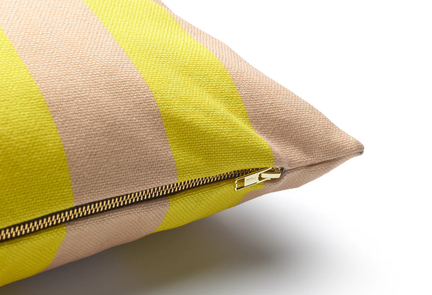 Vankúš PRÚŽKY A KOCKY pieskový so žltou