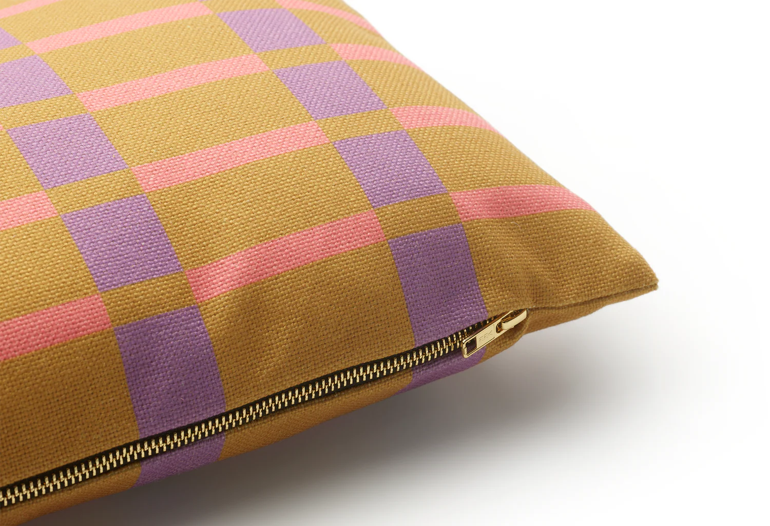 Obdĺžnikový vankúš STRIPES AND CHECKS olivovo hnedý s fialovou